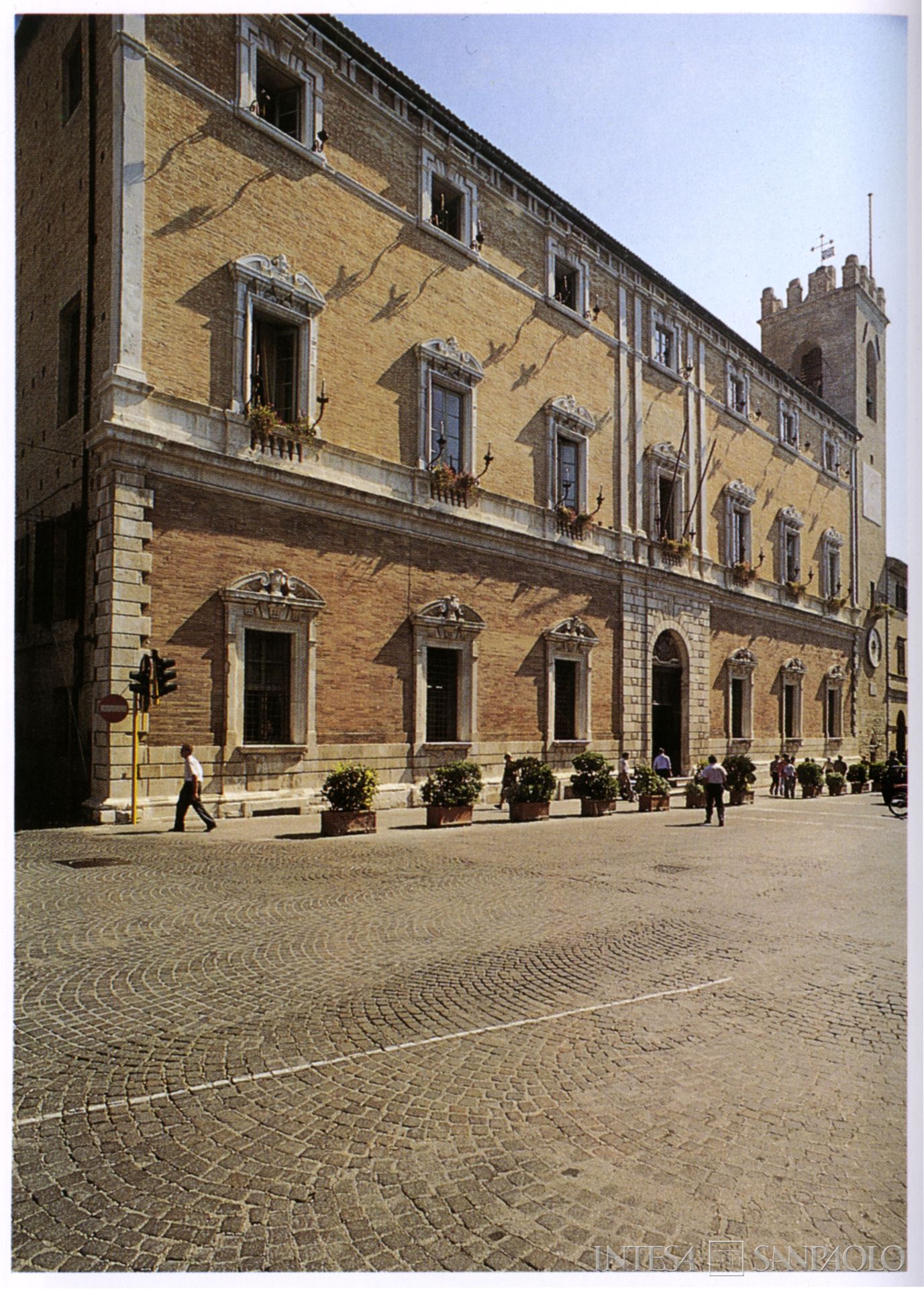 Banca popolare di Osimo, veduta del palazzo comunale di Osimo, fotografia tratta da: Archivio Storico Intesa Sanpaolo, Sezione Bibliografica, Alvise Cherubini, Maria Teresa Gigliozzi, Mario Luni, Architettura nelle Marche: dall'età classica al Liberty, con prefazione di Carlo Bo e introduzione di Pietro Zampetti, Fiesole, Banca delle Marche/Nardini, 1995, p. 228