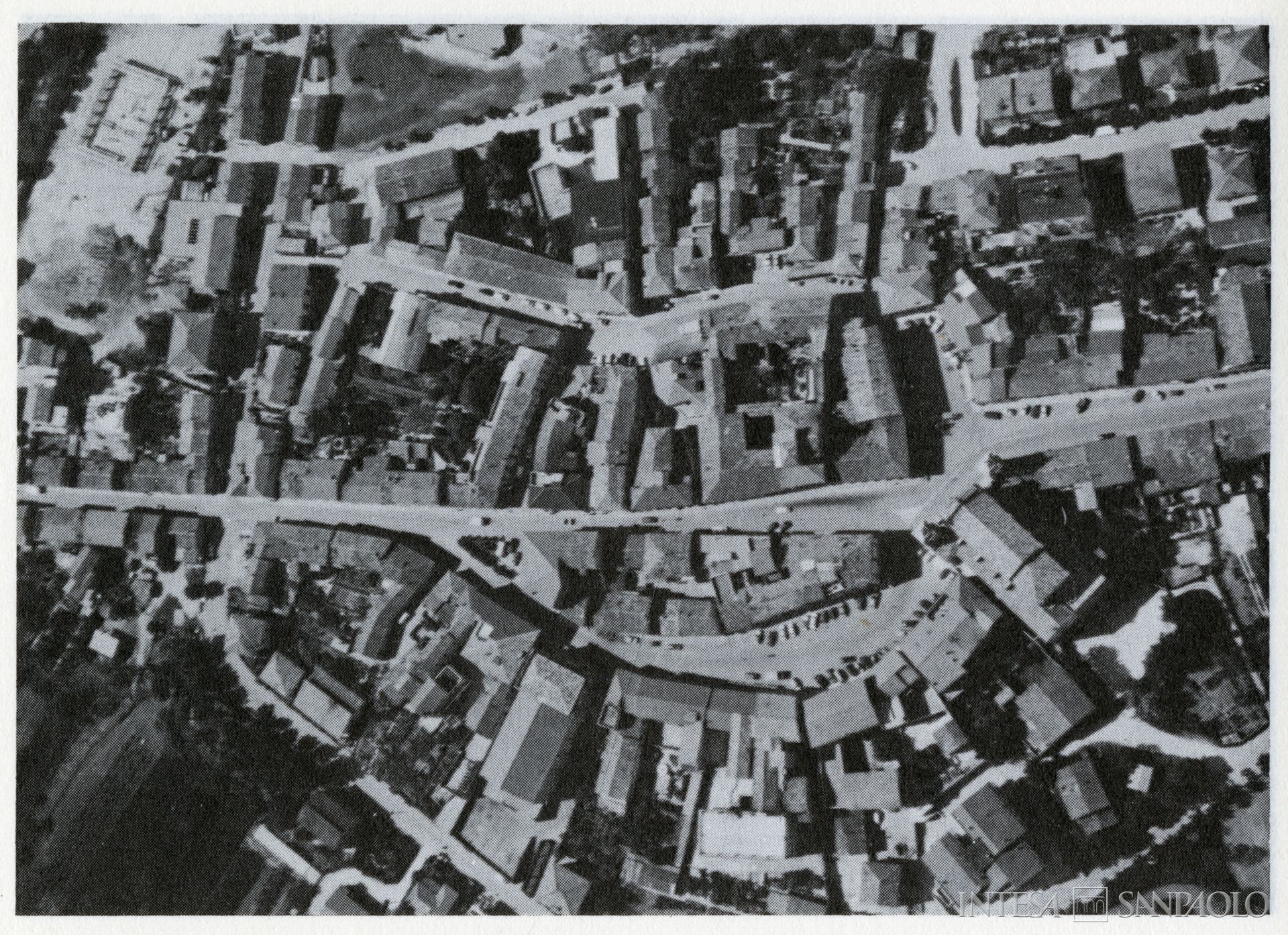 Banca Popolare di Montemarciano, veduta aerofotografica [1979], tratta da Sergio Anselmi (a cura di), Nelle Marche centrali: territorio, economia e società tra Medioevo e Novecento: l'area esino-mesina, vol. 1, Cassa di Risparmio di Jesi, 1979, p. 284, in Archivio Storico Intesa Sanpaolo, Sezione bibliografica, CONS/GRUPPO/596.