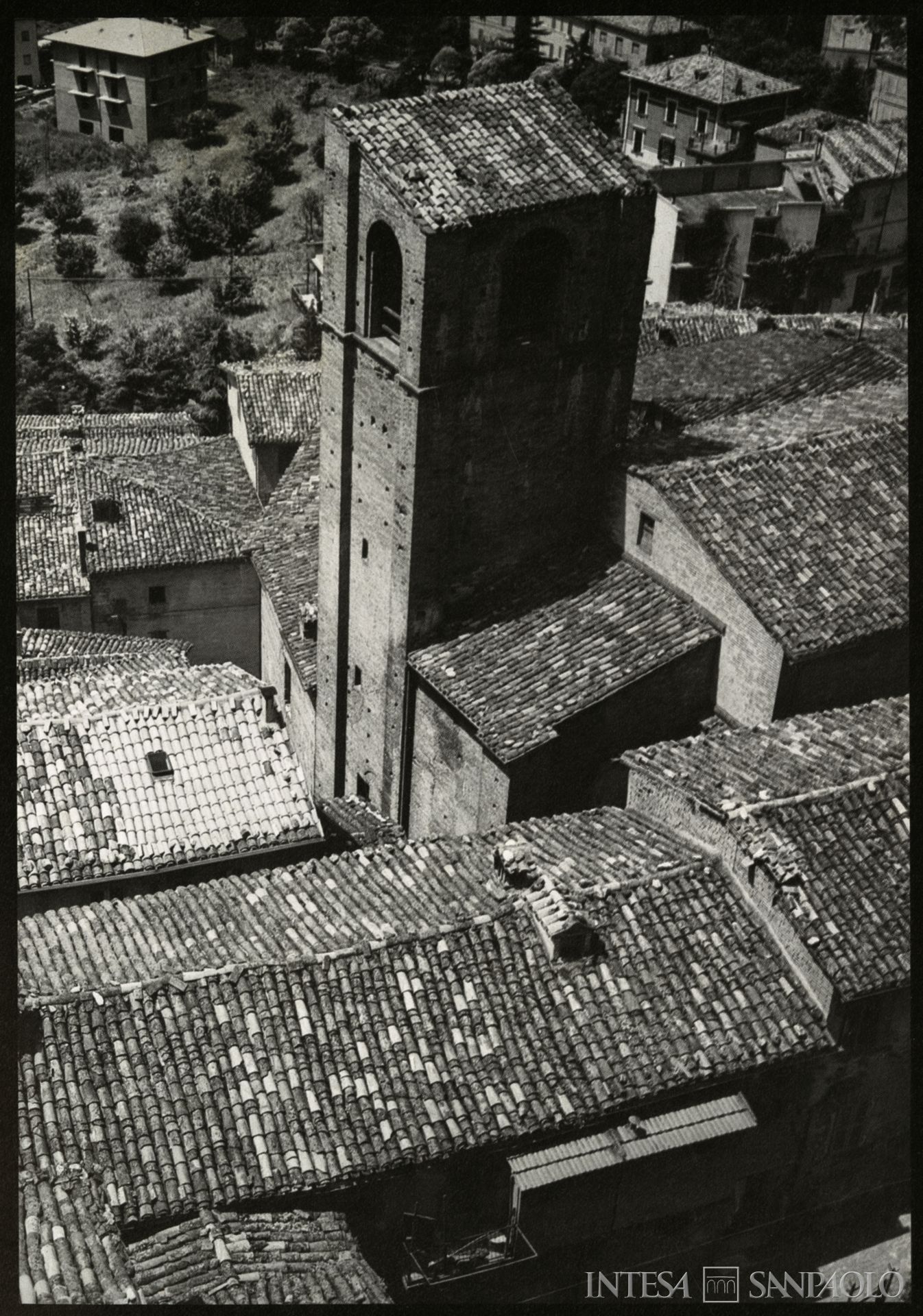 Banca Popolare di Sarnano, veduta, fotografia tratta da Dante Cecchi, Macerata e il suo territorio: i paesi, Cassa di Risparmio della provincia di Macerata, 1979, p. 3