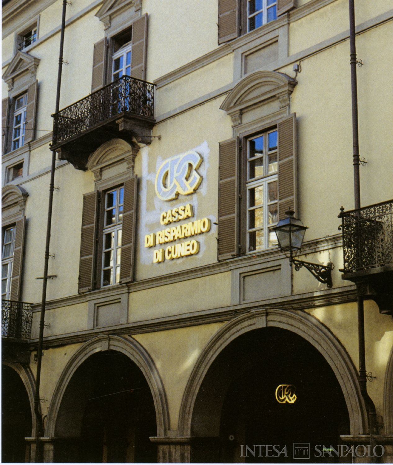 Cassa di Risparmio di Cuneo, Palazzo Ricci d'Andonno, particolare della sede, [2005], fotografia tratta da Cinquant'anni di impegno e sviluppo per la Provincia Granda, 2006