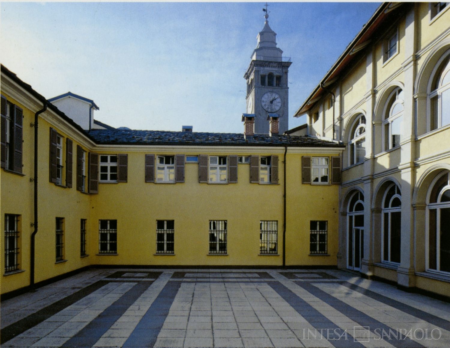 Cassa di Risparmio di Cuneo, Palazzo Ricci d'Andonno, cortile interno della sede con, sullo sfondo, il campanile della città, [2005], fotografia tratta da Cinquant'anni di impegno e sviluppo per la Provincia Granda, 2006