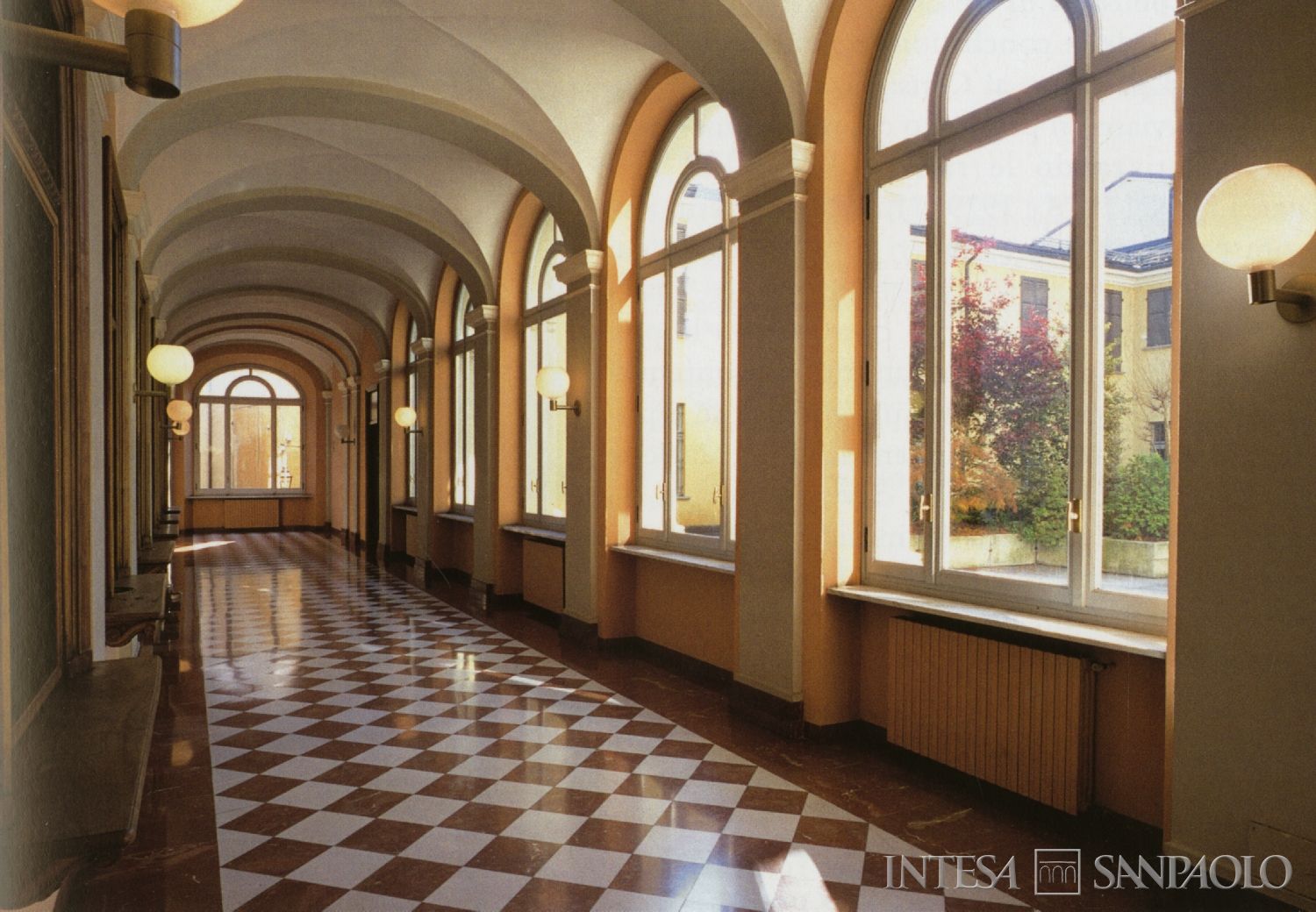 Cassa di Risparmio di Cuneo, Palazzo Ricci d'Andonno, interni della sede, [2005], fotografia tratta da Cinquant'anni di impegno e sviluppo per la Provincia Granda, 2006