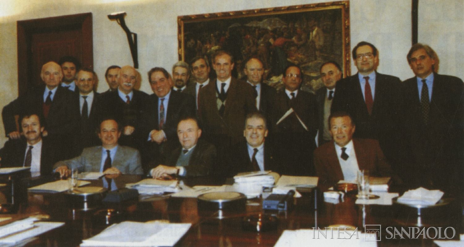 Cassa di Risparmio di Cuneo, Consiglio di Amministrazione che ha deliberato la trasformazione della Cassa in SpA, 21 gennaio 1992, fotografia tratta da Cinquant'anni di impegno e sviluppo per la Provincia Granda, 2006