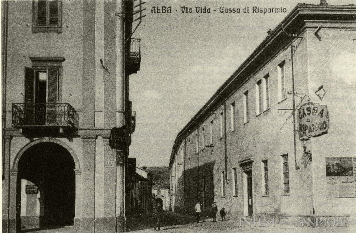 Cassa di Risparmio di Alba, scorcio della sede in via Vida, inizi '900, tratto da Un capitolo della storia bancaria della Provincia Granda. Le Casse di Risparmio di Dronero, Alba, Mondovì, 2005