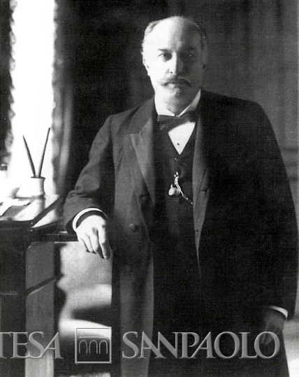 Cassa di Risparmio di Dronero, ritratto del presidente onorario Giovanni Giolitti, nominato nel 1922 alla fondazione dell'Istituto, tratto da dall'house organ Rassegna [house organ BRE], nuova serie (n. 16, dicembre 2003)