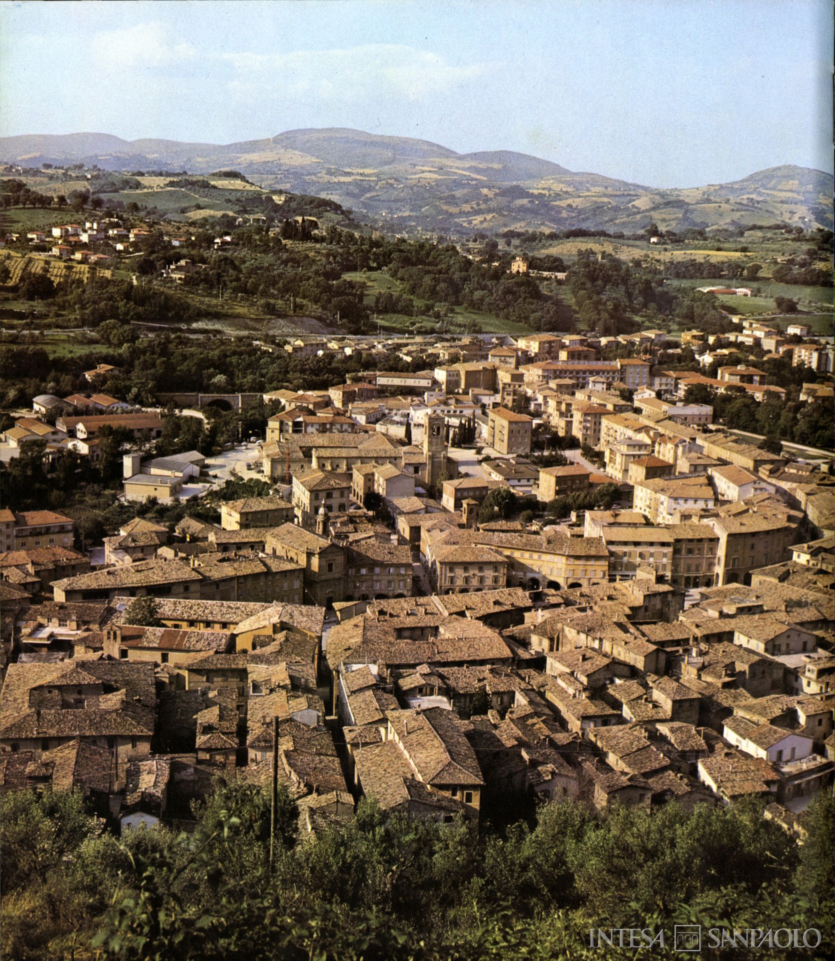 Banca Agricola Operaia di Sarnano, veduta del paese, fotografia senza data tratta da Archivio Storico, Sezione Bibliografica, Dante Cecchi Macerata e il suo territorio: il paese, Cassa di Risparmio della Provincia di Macerata, 1979, p. 3