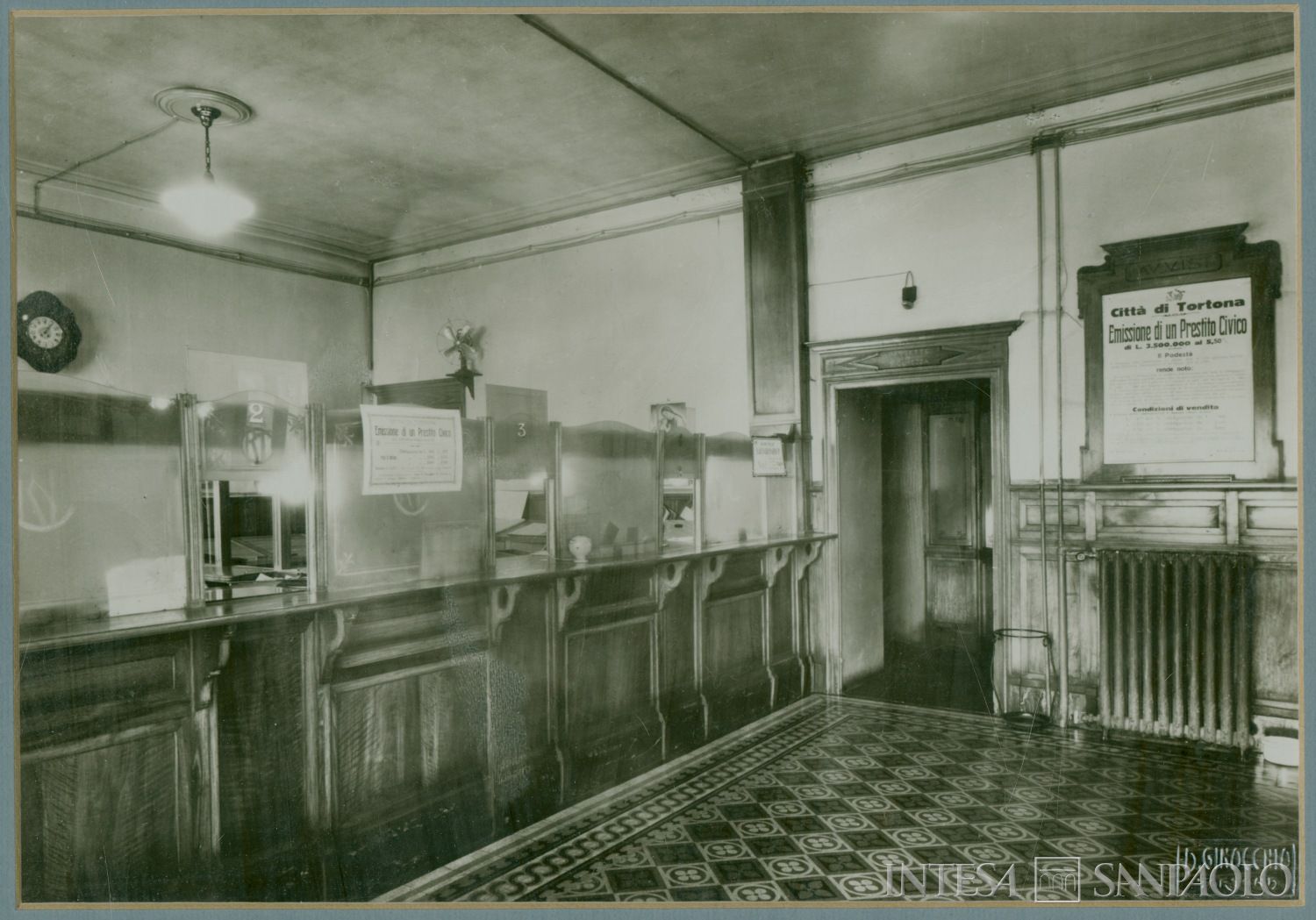 Cassa di Risparmio di Tortona, interno della sede di Piazza del Duomo a Tortona, 15 febbraio 1932, ph. Andrea Ginocchio