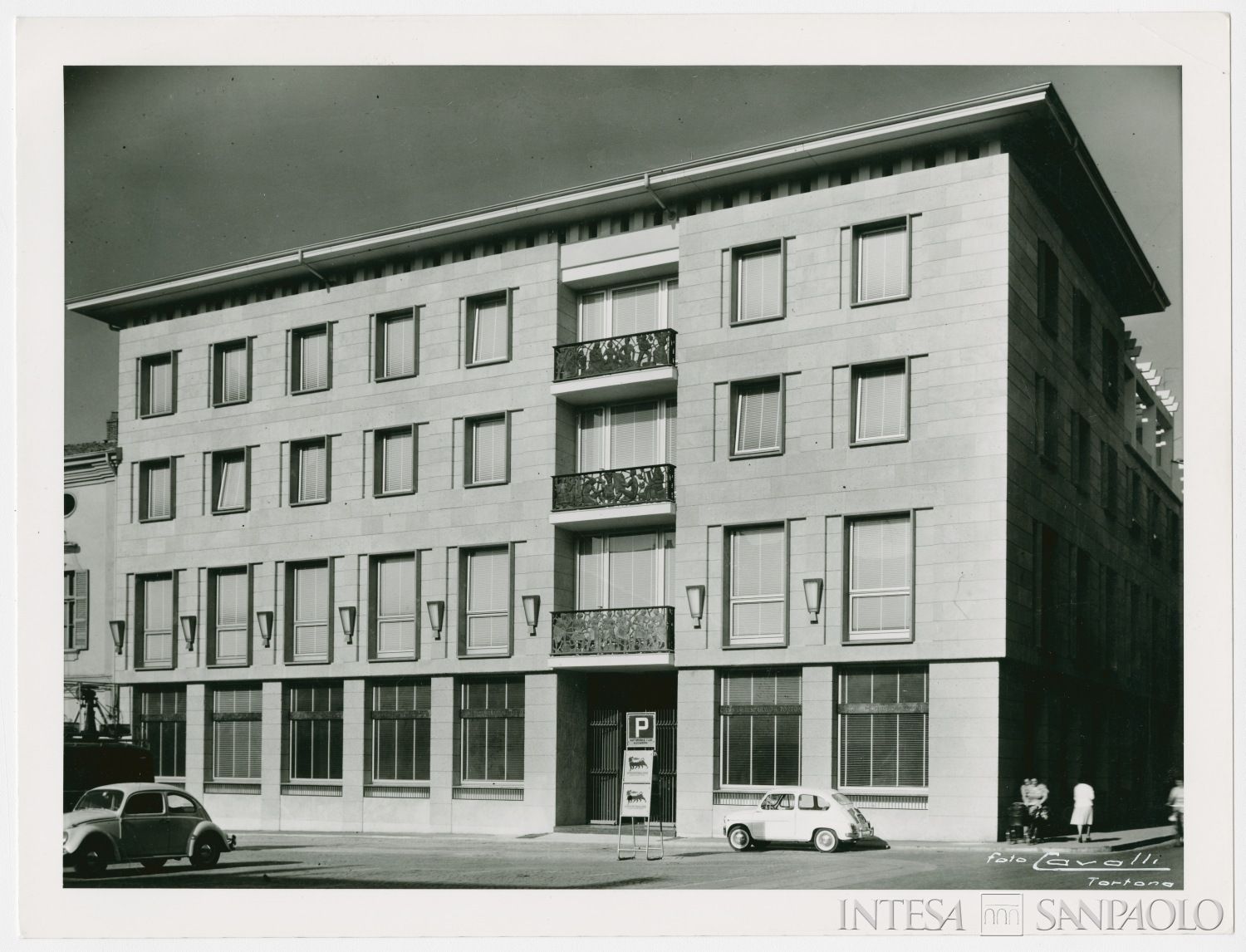 Cassa di Risparmio di Tortona, esterno della nuova sede di Piazza del Duomo a Tortona, 1961, ph. Cavalli Photo Cine