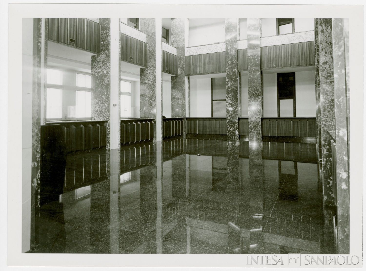 Cassa di Risparmio di Tortona, interno della nuova sede di Piazza del Duomo a Tortona, 1961, ph. Cavalli Photo Cine
