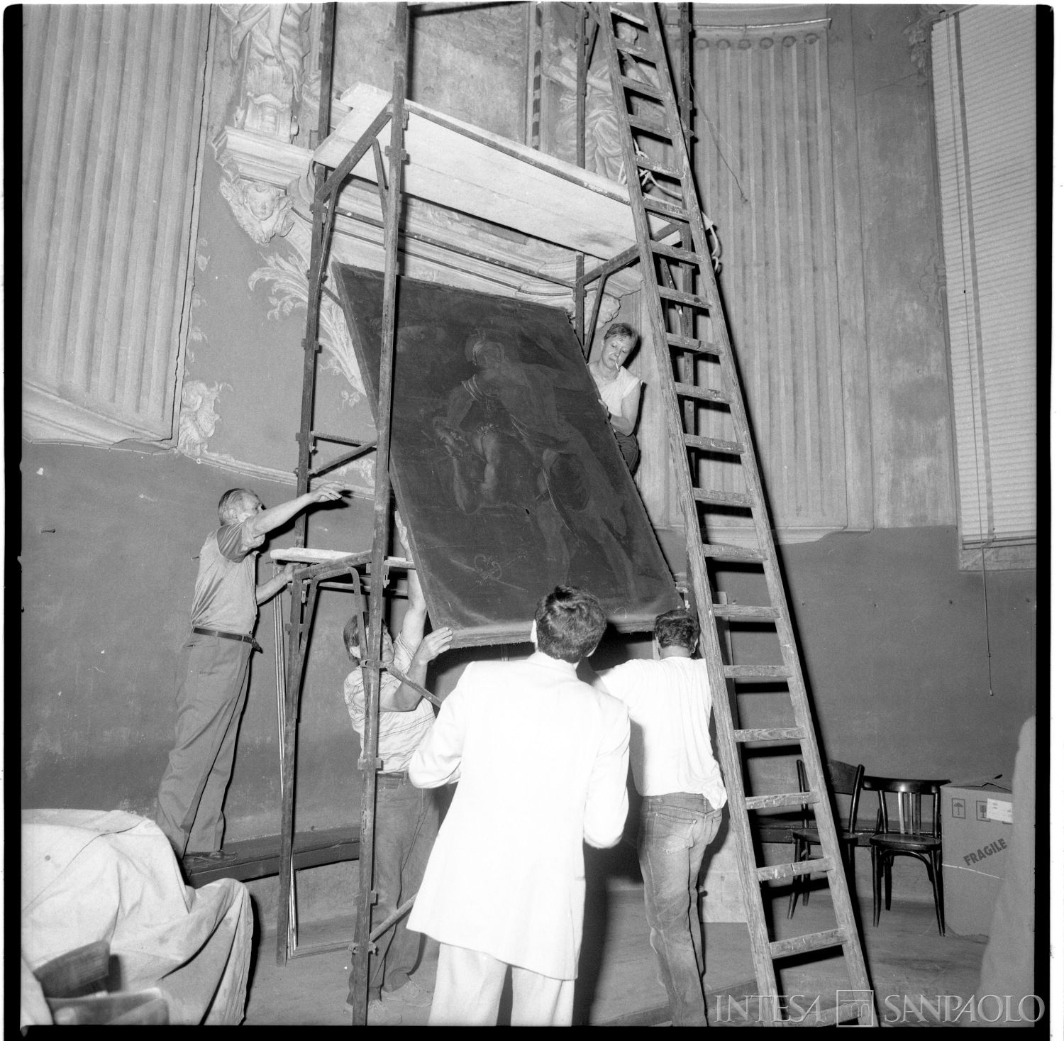 Cassa di Risparmio di Tortona, Oratorio di San Rocco a Tortona: rimozione della tela Decollazione di San Giovanni Battista attribuita a Melchiorre Gherardini, 5 luglio 1989, ph. Maggi