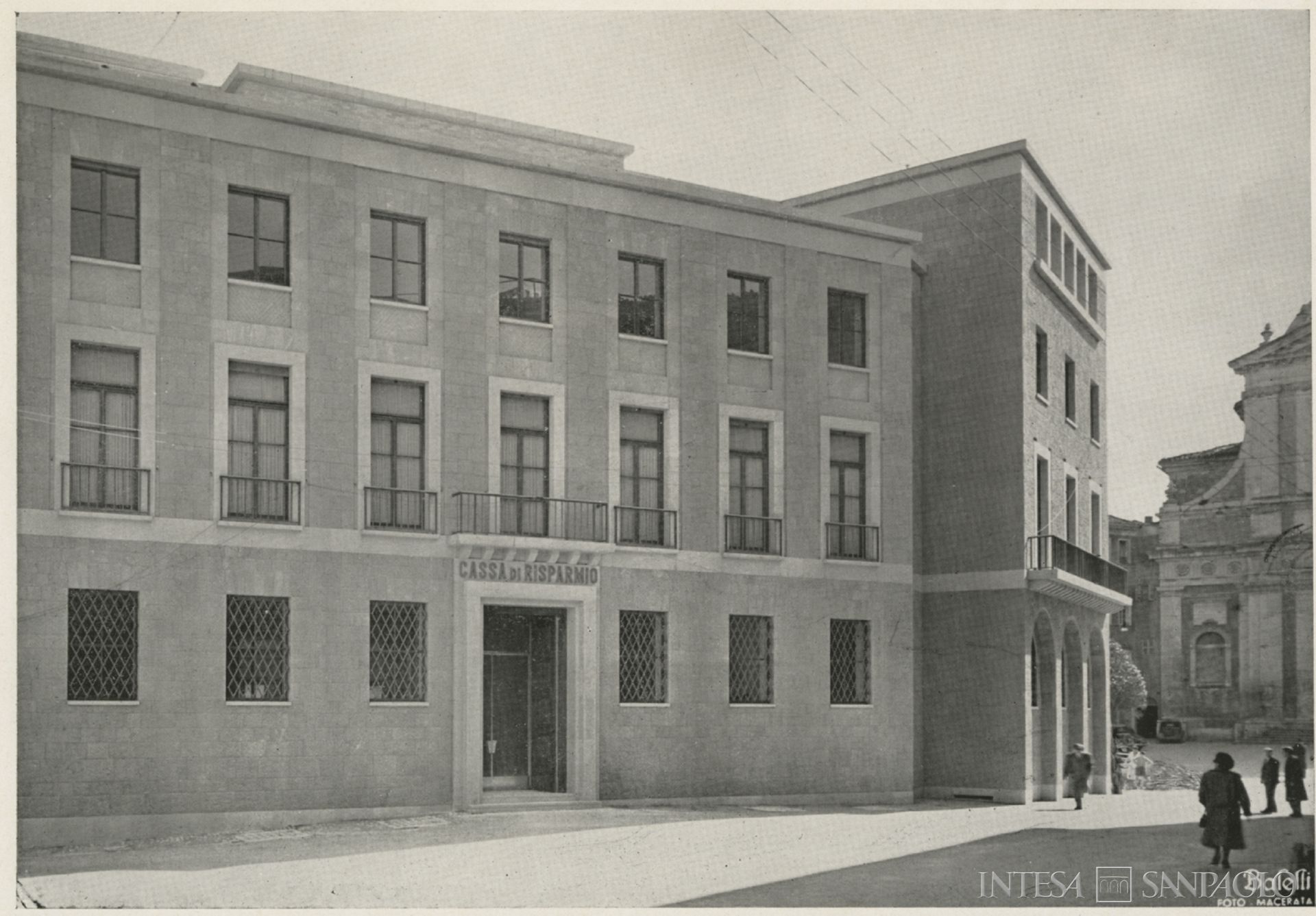 Cassa di Risparmio della Provincia di Macerata, facciata della nuova sede [1954], tratta da La Cassa di Risparmio della Provincia di Macerata (1954), p. 5