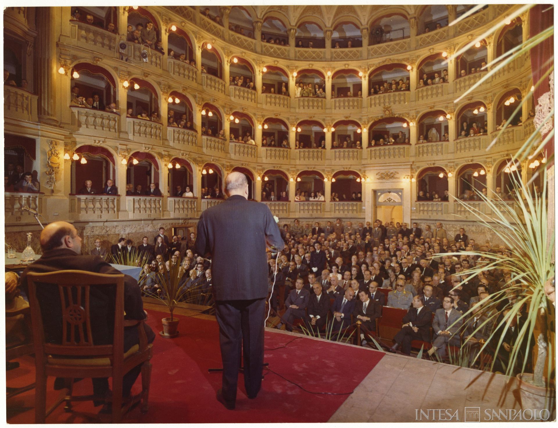 Cassa di Risparmio della Provincia di Macerata, fotografie che ritraggono le celebrazioni per il 125° anniversario dell'istituto, alla presenza del Dott. Giordano Dell'Amore (in piedi) presidente di ACRI, e dell'Avv. Marino Cingolani (seduto), Presidente dell'istituto maceratese, 21 novembre 1970
