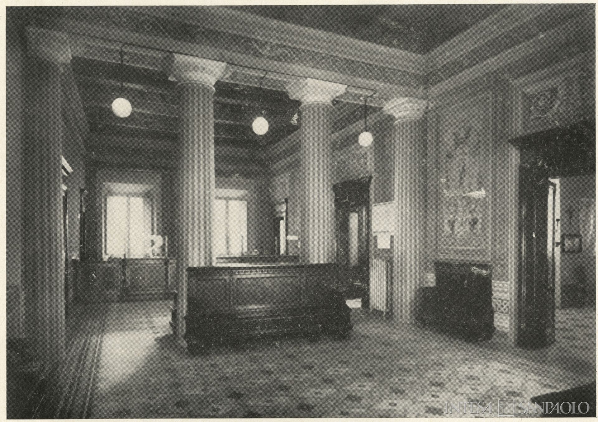 Cassa di Risparmio di Tolentino, palazzo sede dell'istituto, pre 1954, fotografia tratta da La Cassa di Risparmio della Provincia di Macerata (1954), p. 37