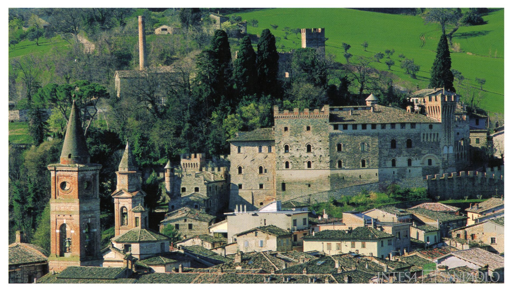 Cassa di Risparmio di Caldarola, veduta del Castello Pallotta [2007] , tratta da Dante Ferretti, Marche: gente e terra, Banca delle Marche-Mondadori Electa, 2007, p. 133, in Archivio Storico Intesa Sanpaolo, Sezione bibliografica, CONS/GRUPPO/446