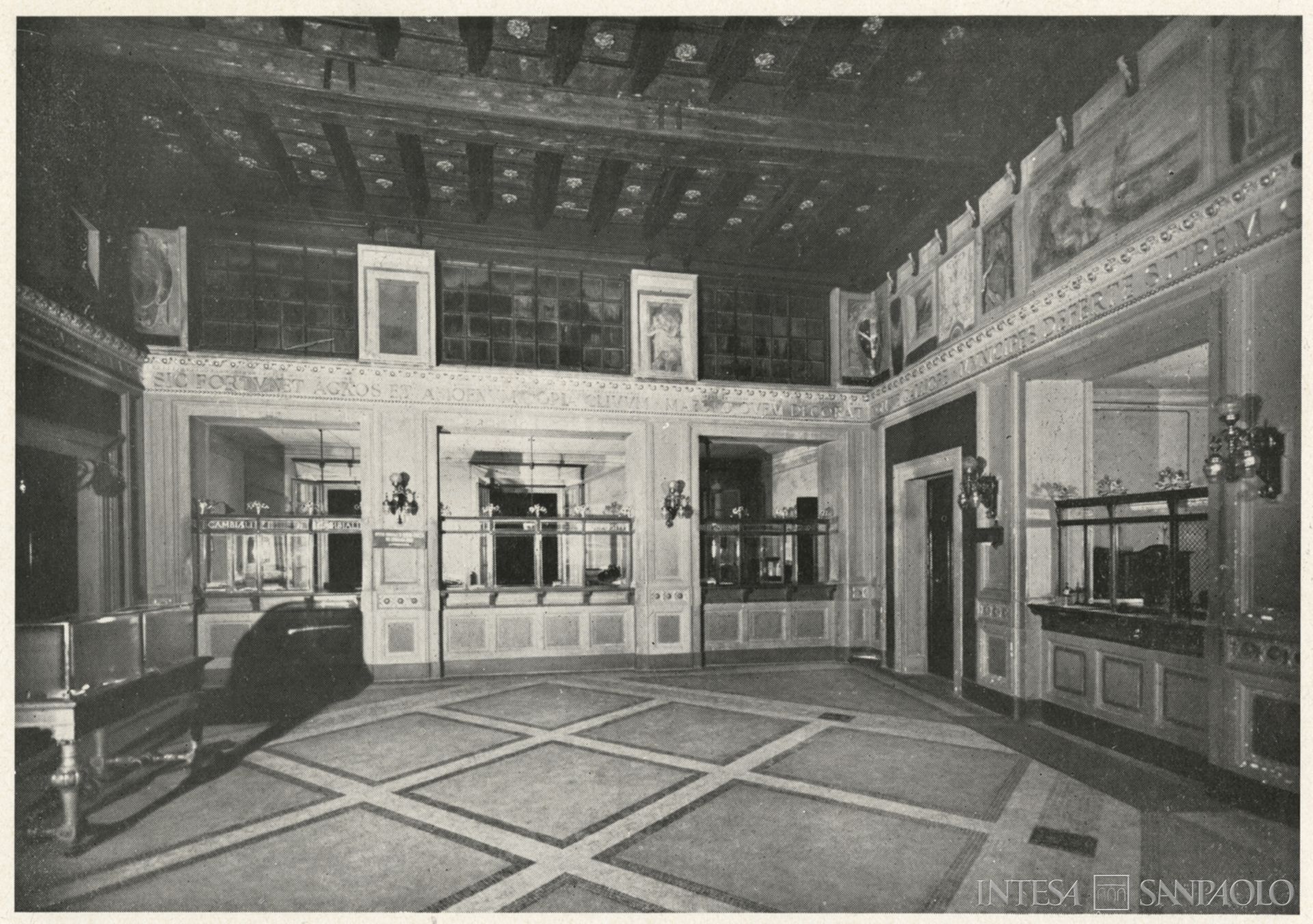 Cassa di Risparmio di Recanati, sala degli sportelli nella sede dell'Istituto, fotografia pre 1954 tratta da La Cassa Di Risparmio della Provincia di Macerata (1954), p. 35