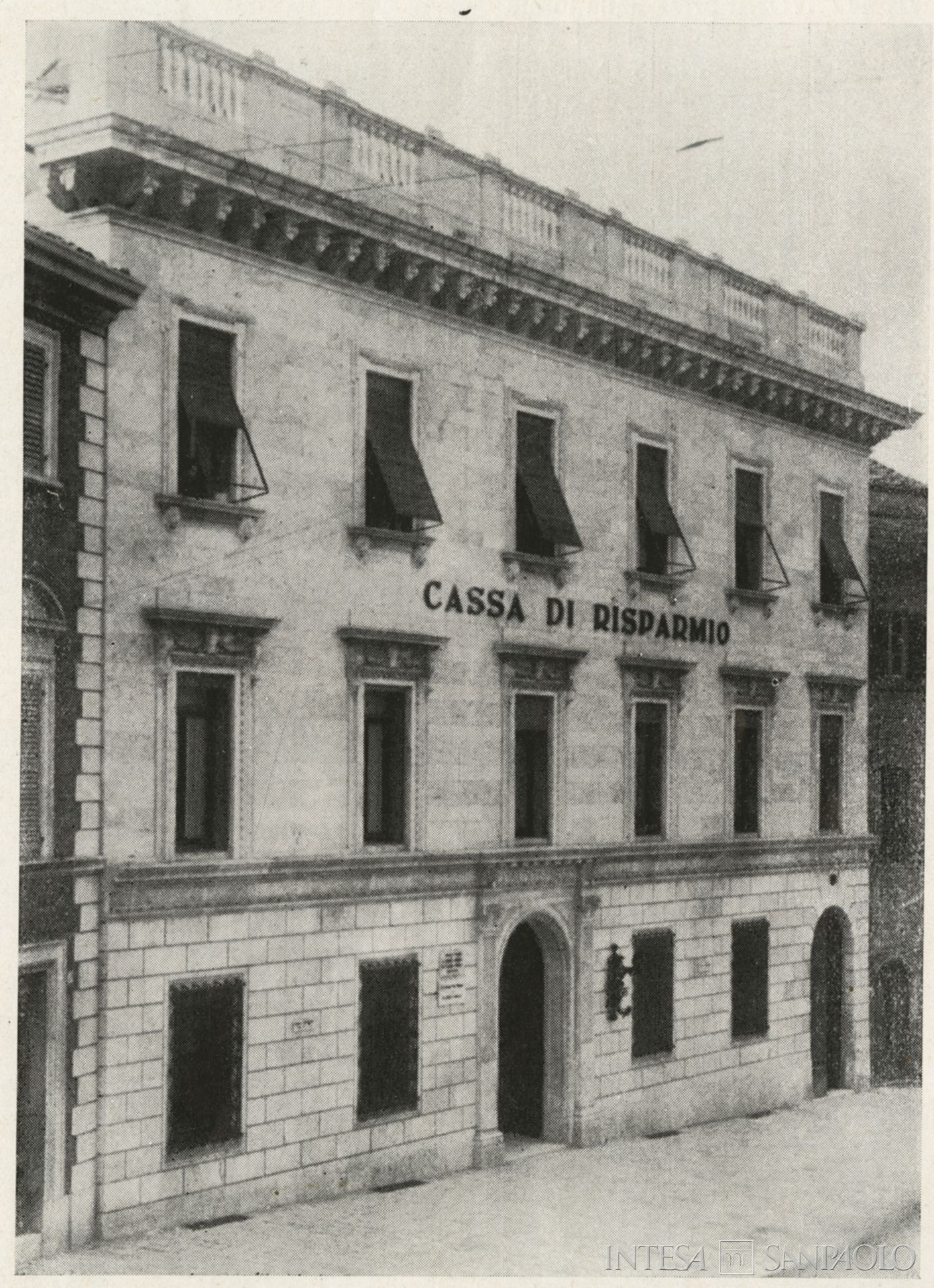 Cassa di Risparmio di Recanati, sede dell'Istituto, fotografia pre 1954 tratta da La Cassa Di Risparmio della Provincia di Macerata (1954), p. 32