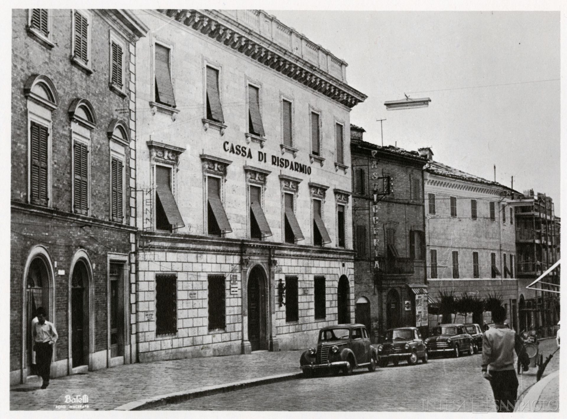 Cassa di Risparmio di Recanati, fotografia della sede principale tratta da Cassa di Risparmio della Provincia di Macerata nel CXXV anniversario della sua fondazione, [Macerata], 1969, tav. 12. (ph. sconosciuto)