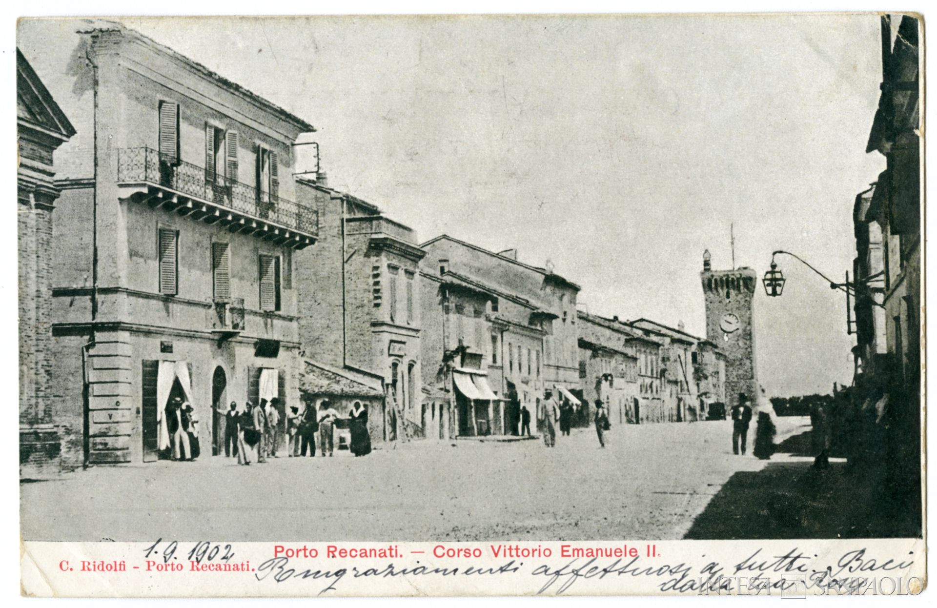Banca Popolare Cooperativa fra Agricoltori, Operai e Industriali di Porto Recanati, veduta di Corso Vittorio Emanuele II, 1902, tratta da: Archivio Storico Intesa Sanpaolo, Archivio iconografico, Banca Commerciale Italiana, Collezione Sahadun, Album di cartoline, n. 2