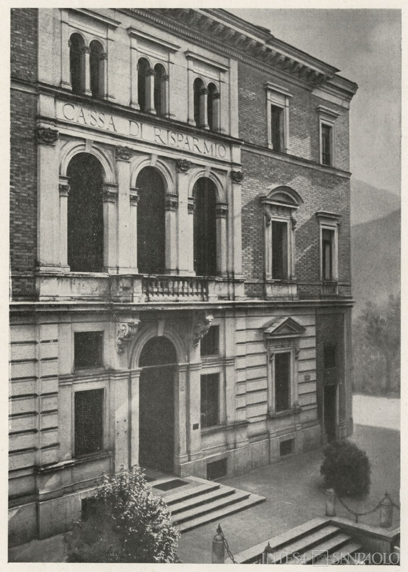 Cassa di Risparmio di Camerino, palazzo sede dell'Istituto, fotografia pre 1954 tratta da La Cassa di Risparmio della Provincia di Macerata (1954), p. 129