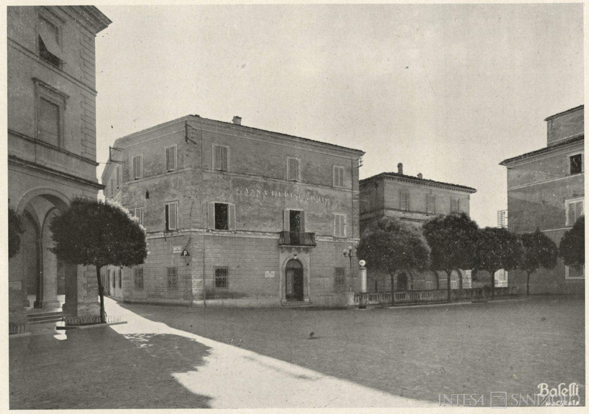 Cassa di Risparmio di Macerata, sede dell'Istituto, fotografia pre 1954, tratto da La Cassa di Risparmio della Provincia di Macerata (1954), p. 20