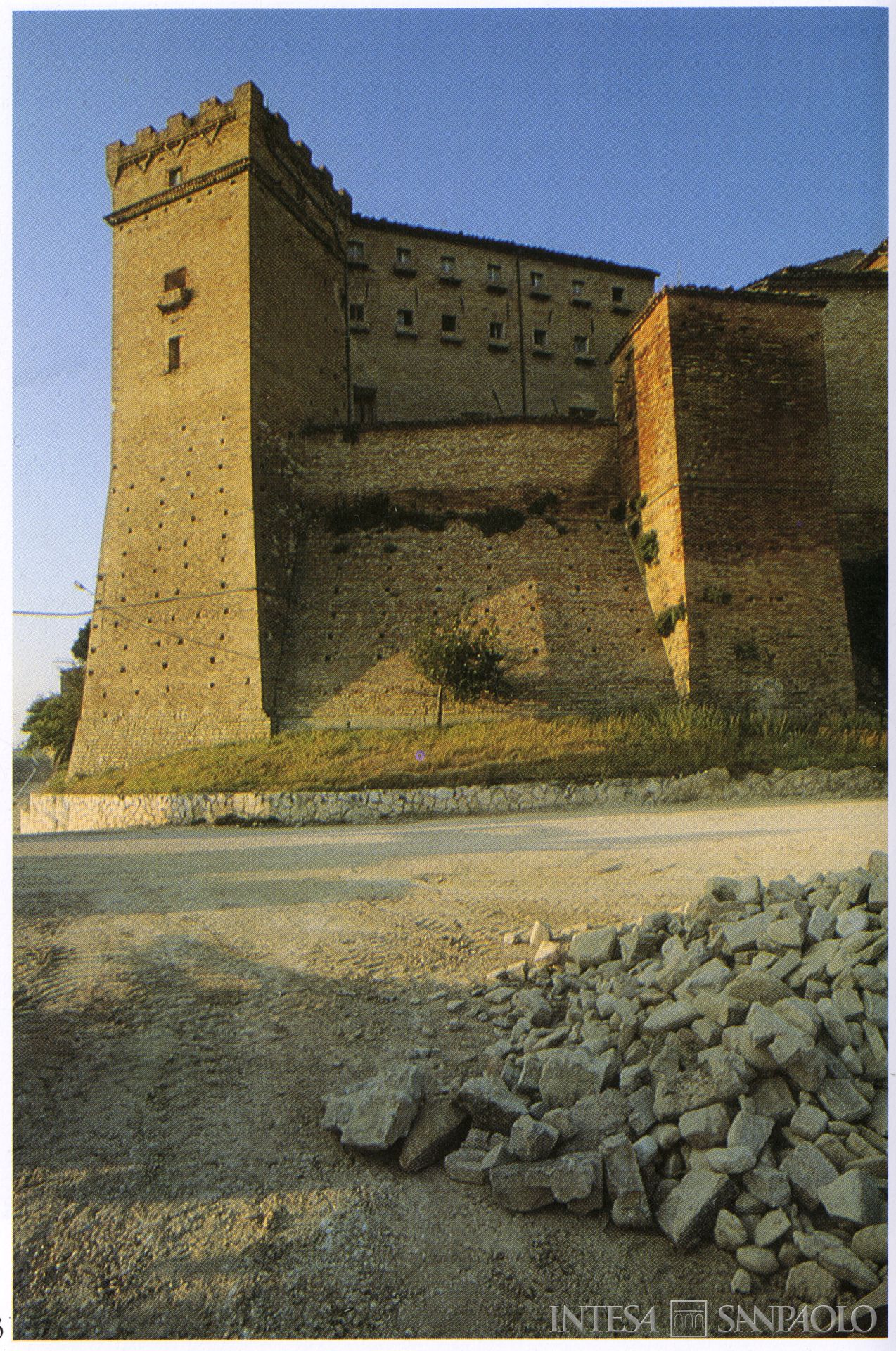 Cassa di Risparmio di Loro Piceno, veduta del Castello Brunforte, tratta da: Archivio Storico Intesa Sanpaolo, Sezione Bibliografica, Alvise Cherubini, Maria Teresa Gigliozzi, Mario Luni, Architettura nelle Marche: dall'età classica al Liberty, con prefazione di Carlo Bo e introduzione di Pietro Zampetti, Fiesole, Banca delle Marche/Nardini, 1995, p. 140