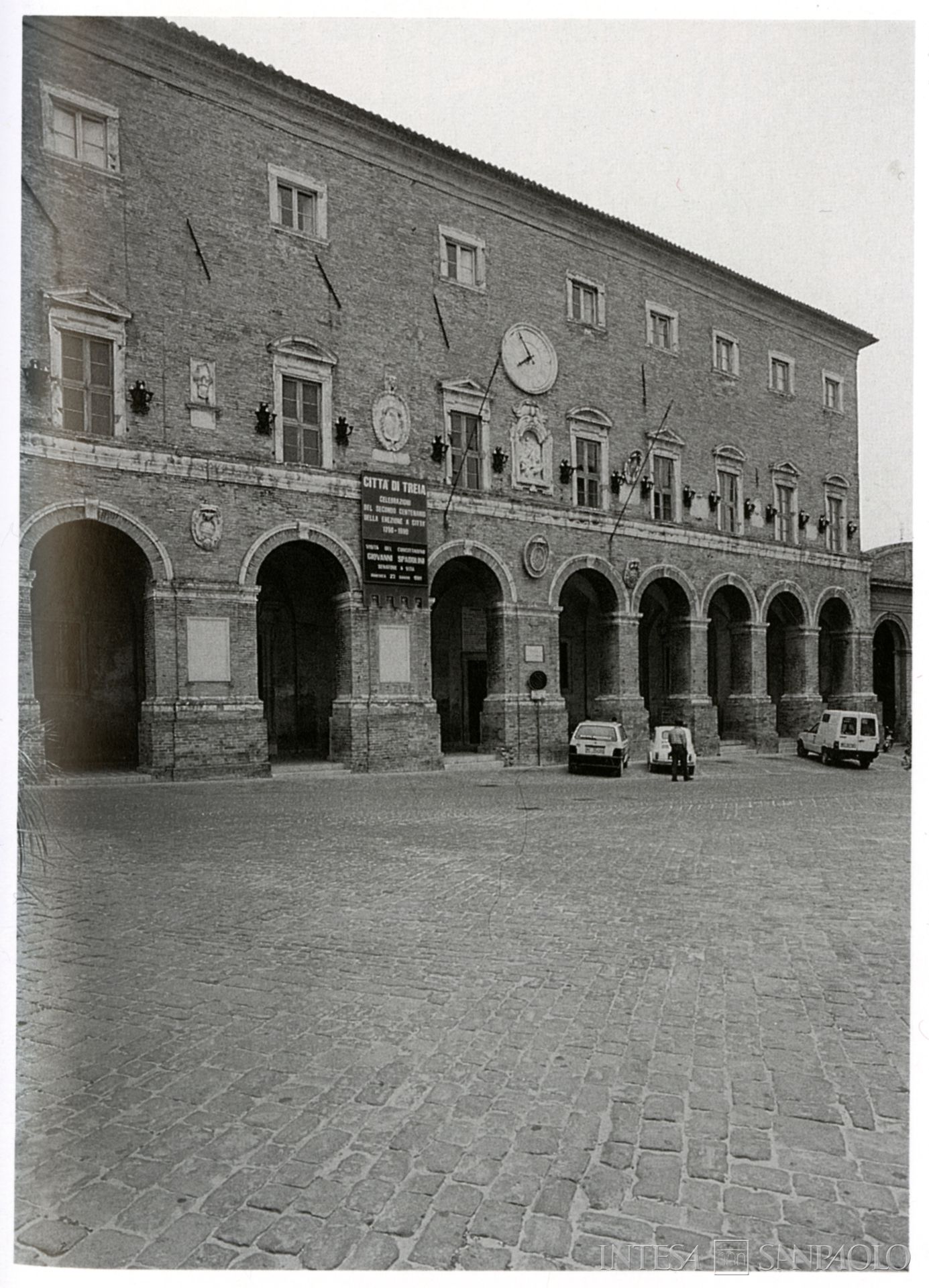 Cassa di Risparmio di Treia, veduta del Palazzo Comunale, fotografia tratta da: Archivio Storico Intesa Sanpaolo, Sezione Bibliografica, Alvise Cherubini, Maria Teresa Gigliozzi, Mario Luni, Architettura nelle Marche: dall'età classica al Liberty, con prefazione di Carlo Bo e introduzione di Pietro Zampetti, Fiesole, Banca delle Marche/Nardini, 1995, p. 341