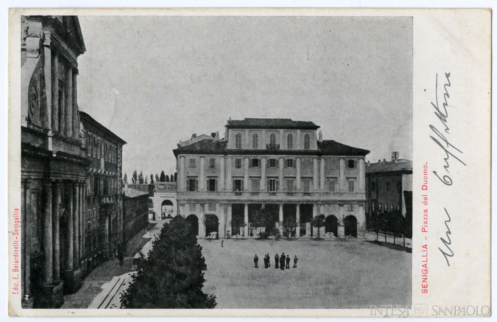 Nuova Cassa di Risparmio di Senigallia, veduta di Piazza del Duomo, s.d., tratta da: Archivio Storico Intesa Sanpaolo, Archivio iconografico, Banca Commerciale Italiana, Collezione Sahadun, Album di cartoline, n. 2