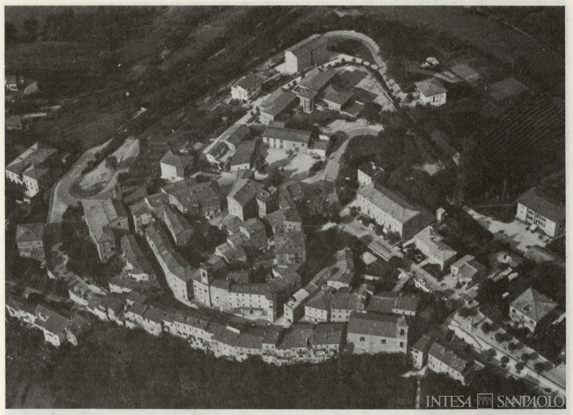 Cassa di Risparmio di Castelplanio, veduta aerofotografica [1979], tratta da Sergio Anselmi (a cura di), Nelle Marche centrali: territorio, economia e società tra Medioevo e Novecento: l'area esino-mesina, vol. 1, Cassa di Risparmio di Jesi, 1979, p. 295, in Archivio Storico Intesa Sanpaolo, Sezione bibliografica, CONS/GRUPPO/596