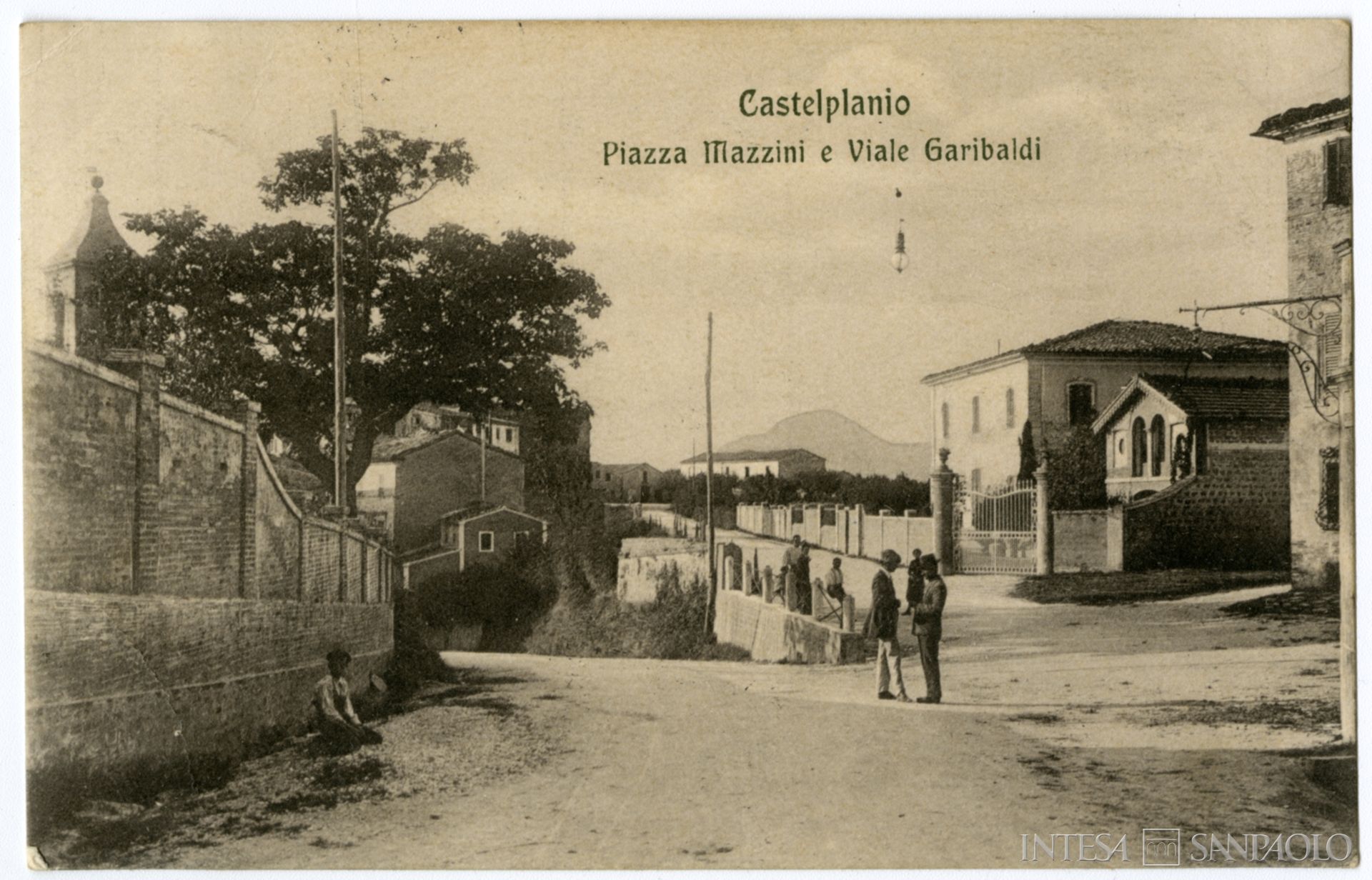 Cassa di Risparmio di Castelplanio, veduta di Piazza Mazzini e Viale Garibaldi, [1915], tratta da: Archivio Storico Intesa Sanpaolo, Archivio iconografico, Banca Commerciale Italiana, Collezione Sahadun, Album di cartoline, n. 2