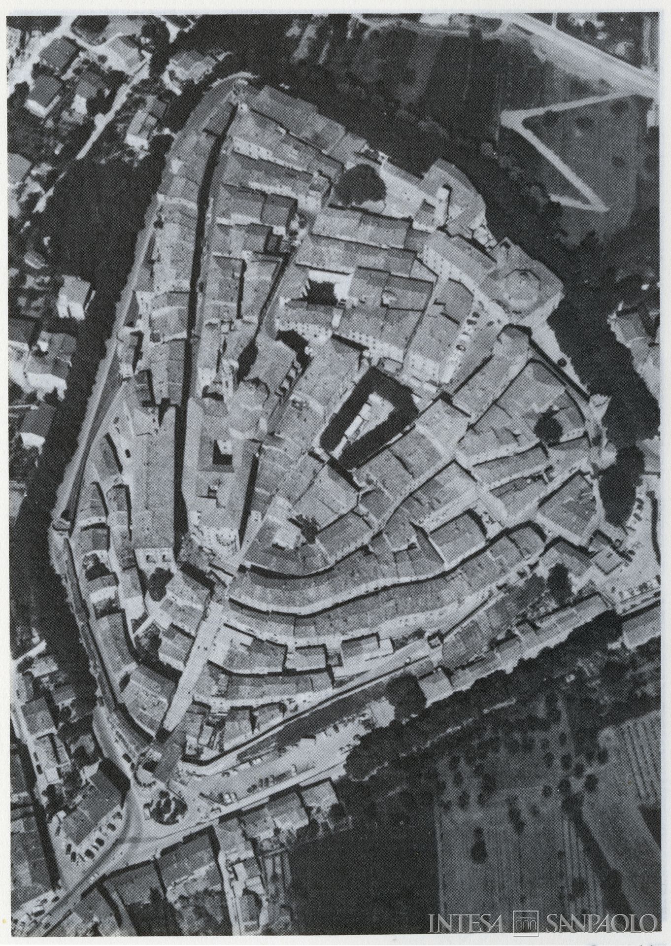 Cassa di Risparmio di Corinaldo, veduta aerofotografica [1979], tratta da Sergio Anselmi (a cura di), Nelle Marche centrali: territorio, economia e società tra Medioevo e Novecento: l'area esino-mesina, vol. 1, Cassa di Risparmio di Jesi, 1979, p. 309, in Archivio Storico Intesa Sanpaolo, Sezione bibliografica, CONS/GRUPPO/596