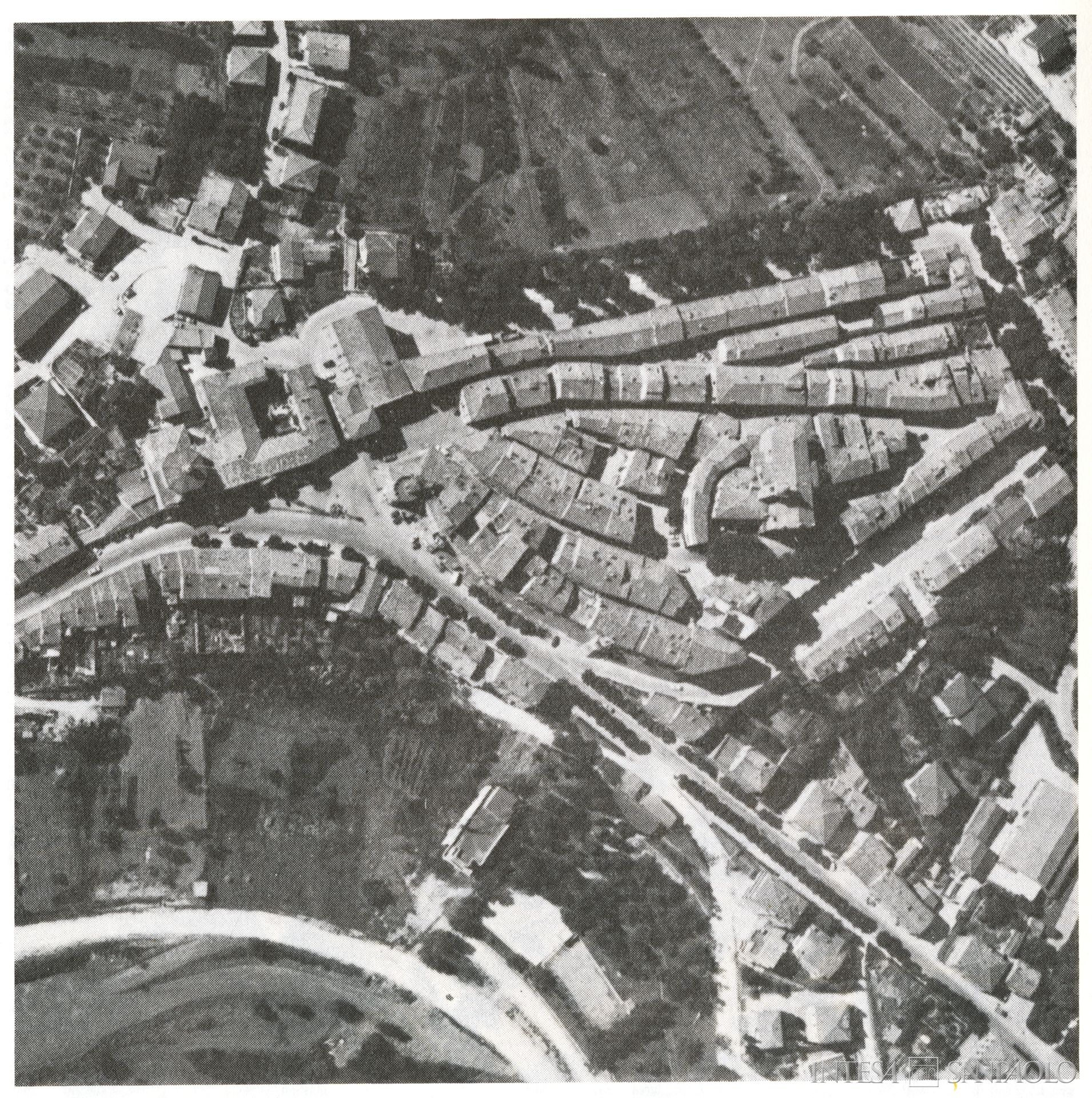 Cassa di Risparmio di Montecarotto, veduta aerofotografica [1979], tratta da Sergio Anselmi (a cura di), Nelle Marche centrali: territorio, economia e società tra Medioevo e Novecento: l'area esino-mesina, vol. 1, Cassa di Risparmio di Jesi, 1979, p. 290, in Archivio Storico Intesa Sanpaolo, Sezione bibliografica, CONS/GRUPPO/596