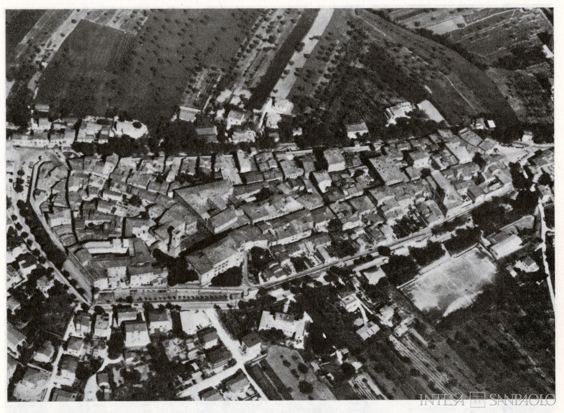 Cassa di Risparmio di Ostra, veduta aerofotografica [1979], tratta da Sergio Anselmi (a cura di), Nelle Marche centrali: territorio, economia e società tra Medioevo e Novecento: l'area esino-mesina, vol. 1, Cassa di Risparmio di Jesi, 1979, p. 307, in Archivio Storico Intesa Sanpaolo, Sezione bibliografica, CONS/GRUPPO/596