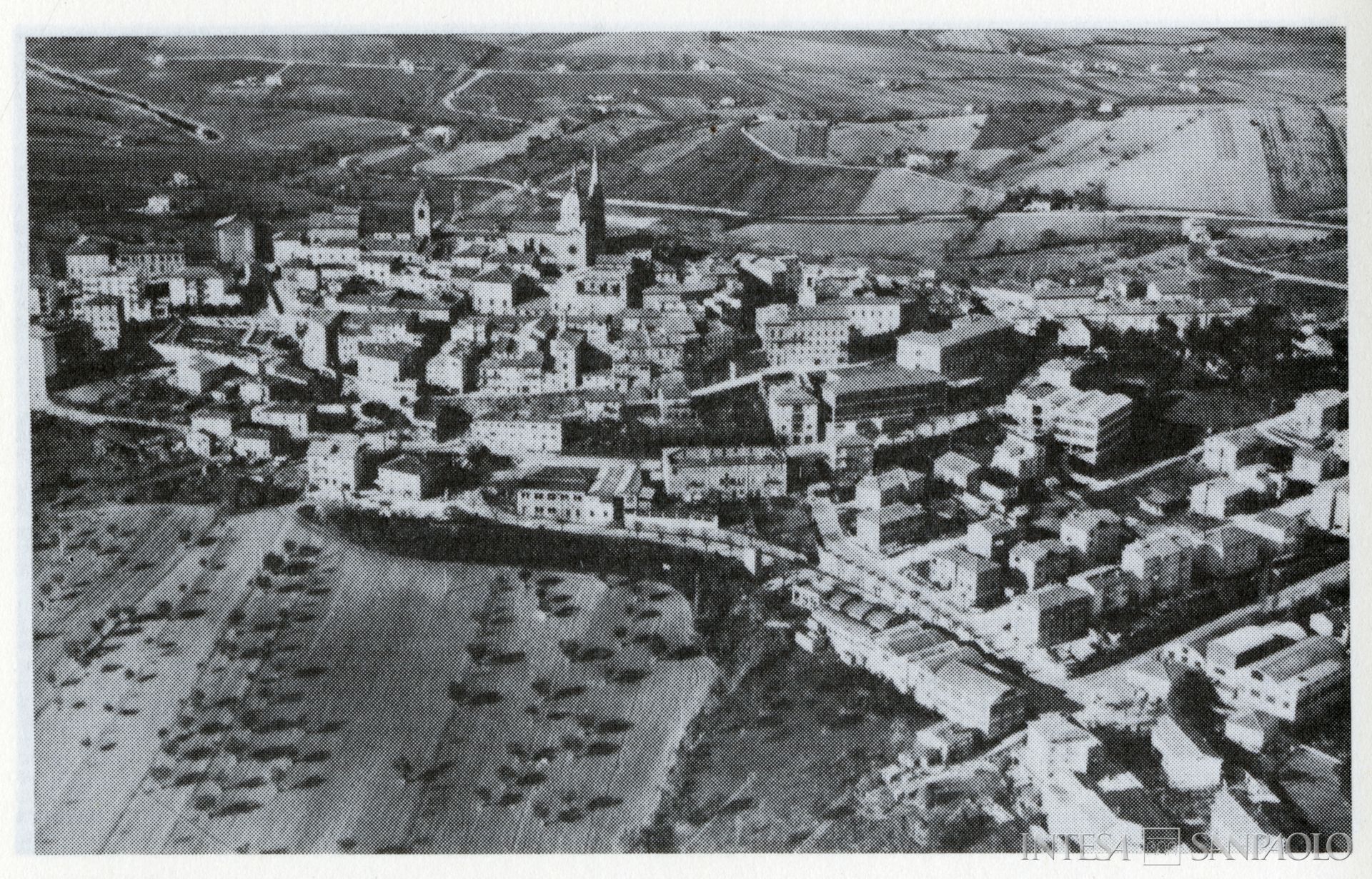 Cassa di Risparmio di Ostra Vetere, veduta [1979, tratta da Sergio Anselmi (a cura di), Nelle Marche centrali: territorio, economia e società tra Medioevo e Novecento: l'area esino-mesina, vol. 1, Cassa di Risparmio di Jesi, 1979, p. 218, in Archivio Storico Intesa Sanpaolo, Sezione bibliografica, CONS/GRUPPO/596.