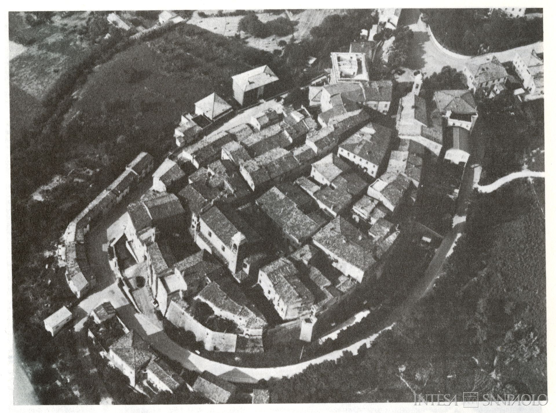 Cassa di Risparmio di Poggio San Marcello, veduta aerofotografica [1979], tratta da Sergio Anselmi (a cura di), Nelle Marche centrali: territorio, economia e società tra Medioevo e Novecento: l'area esino-mesina, vol. 1, Cassa di Risparmio di Jesi, 1979, p. 291, in Archivio Storico Intesa Sanpaolo, Sezione bibliografica, CONS/GRUPPO/596