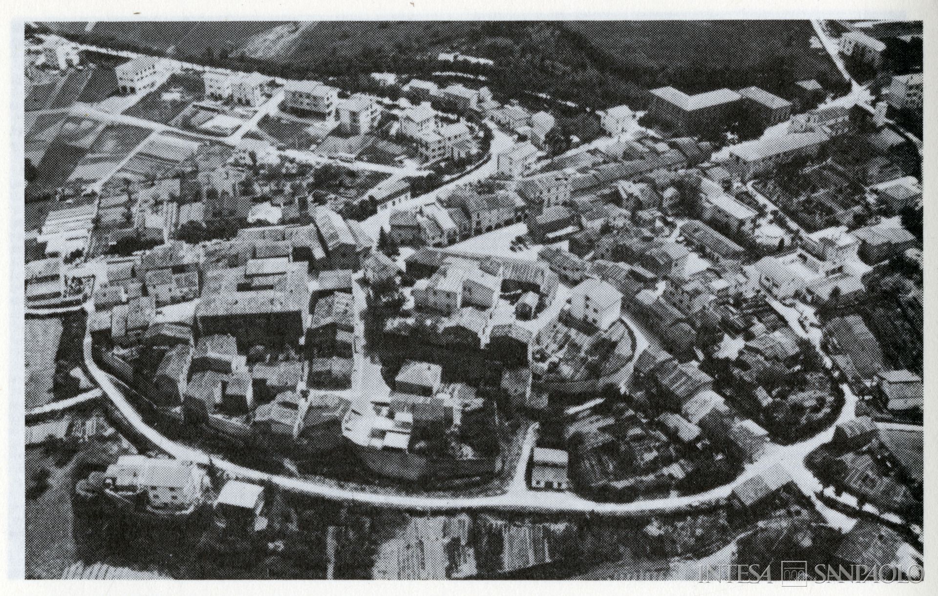 Cassa di Risparmio di Castellone di Suasa, veduta [1979, tratta da Sergio Anselmi (a cura di), Nelle Marche centrali: territorio, economia e società tra Medioevo e Novecento: l'area esino-mesina, vol. 1, Cassa di Risparmio di Jesi, 1979, p. 218, in Archivio Storico Intesa Sanpaolo, Sezione bibliografica, CONS/GRUPPO/596.