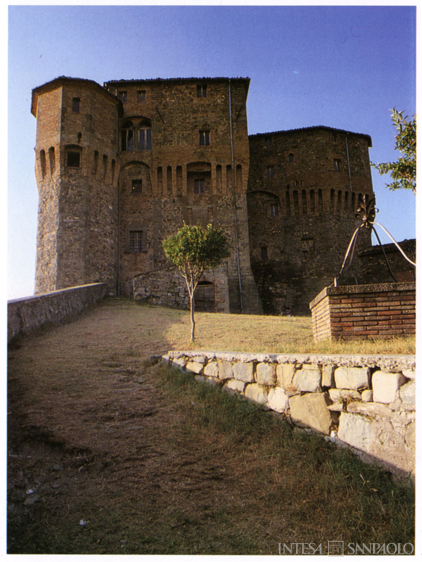 Cassa di Risparmio di Sant'Agata Feltria, veduta della Rocca Fregoso, fotografia tratta da: Archivio Storico Intesa Sanpaolo, Sezione Bibliografica, Alvise Cherubini, Maria Teresa Gigliozzi, Mario Luni, Architettura nelle Marche: dall'età classica al Liberty, con prefazione di Carlo Bo e introduzione di Pietro Zampetti, Fiesole, Banca delle Marche/Nardini, 1995.
