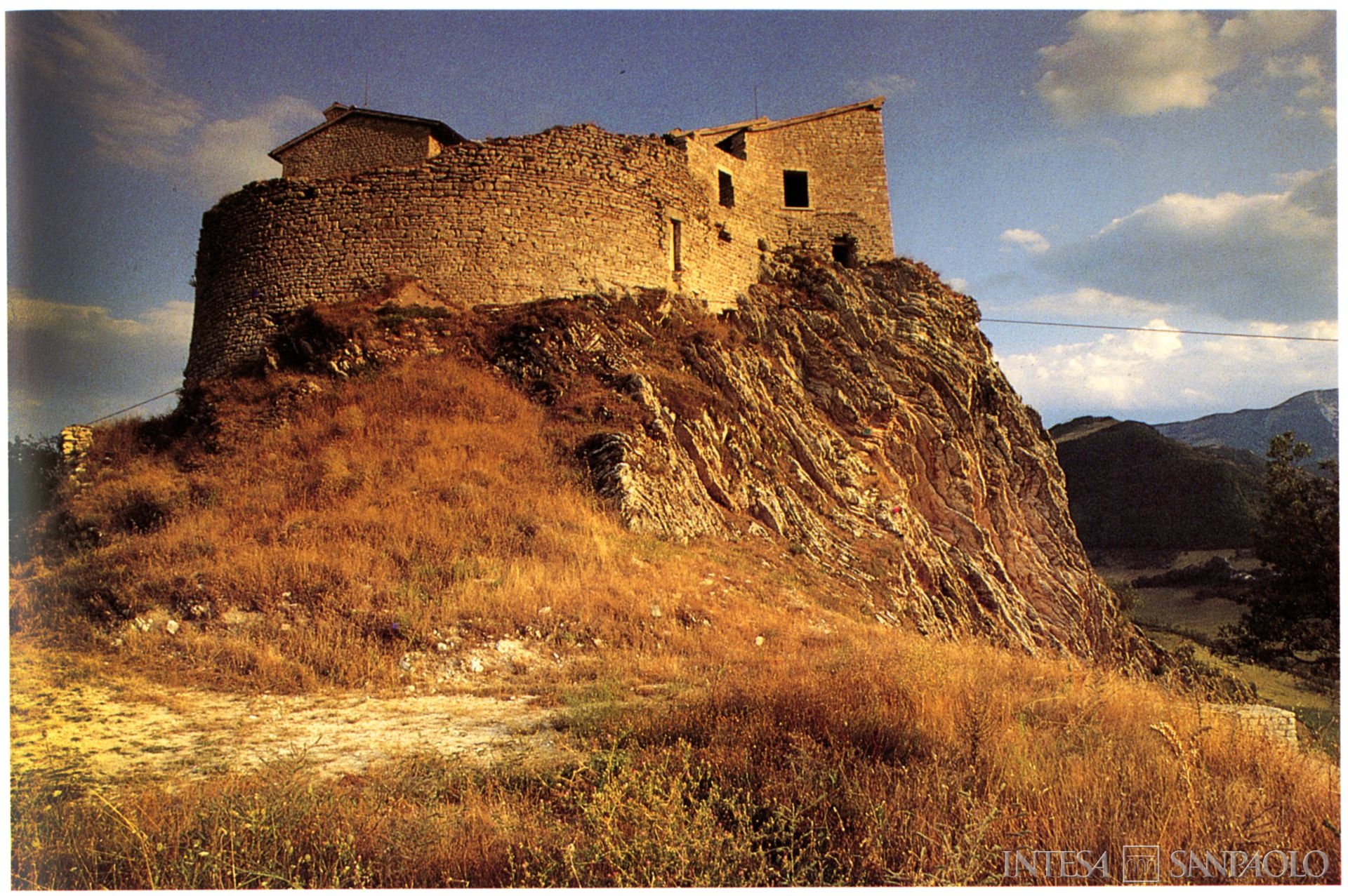 Cassa di Risparmio di Cagli, veduta del Castello di Naro, fotografia tratta da: Archivio Storico Intesa Sanpaolo, Sezione Bibliografica, Alvise Cherubini, Maria Teresa Gigliozzi, Mario Luni, Architettura nelle Marche: dall'età classica al Liberty, con prefazione di Carlo Bo e introduzione di Pietro Zampetti, Fiesole, Banca delle Marche/Nardini, 1995, p. 139