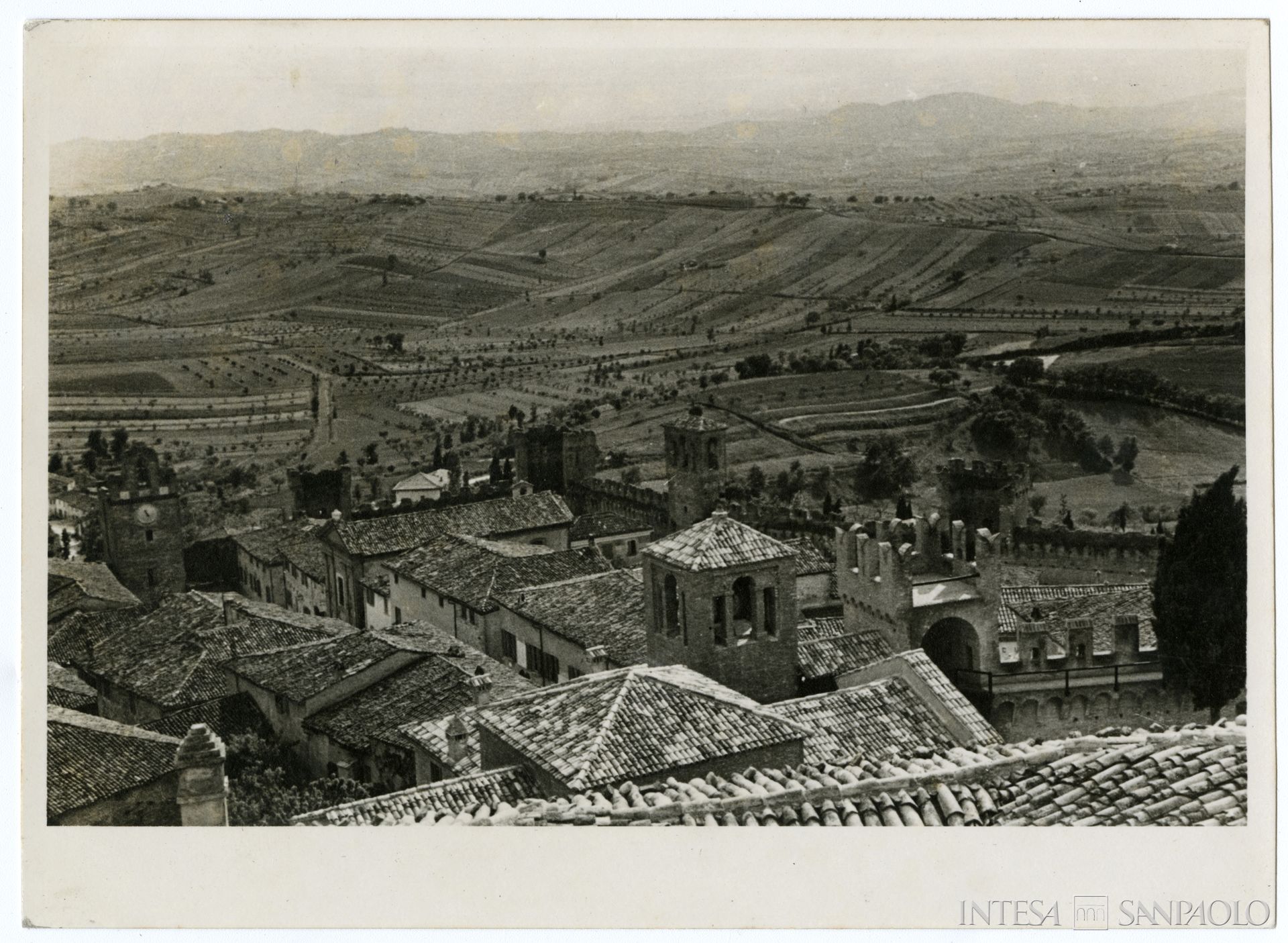 Monte di Credito su Pegno di Gradara, veduta del 1937, ph. Antonello Gerbi, album 35, fald. 73