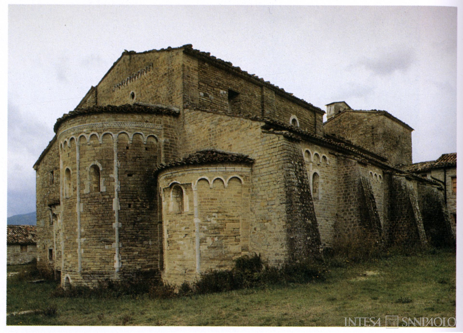 Monte di Credito su Pegno di Apiro, Abbazia di San Urbano, fotografia tratta da: Archivio Storico Intesa Sanpaolo, Sezione Bibliografica, Alvise Cherubini, Maria Teresa Gigliozzi, Mario Luni, Architettura nelle Marche: dall'età classica al Liberty, con prefazione di Carlo Bo e introduzione di Pietro Zampetti, Fiesole, Banca delle Marche/Nardini, 1995, p. 174