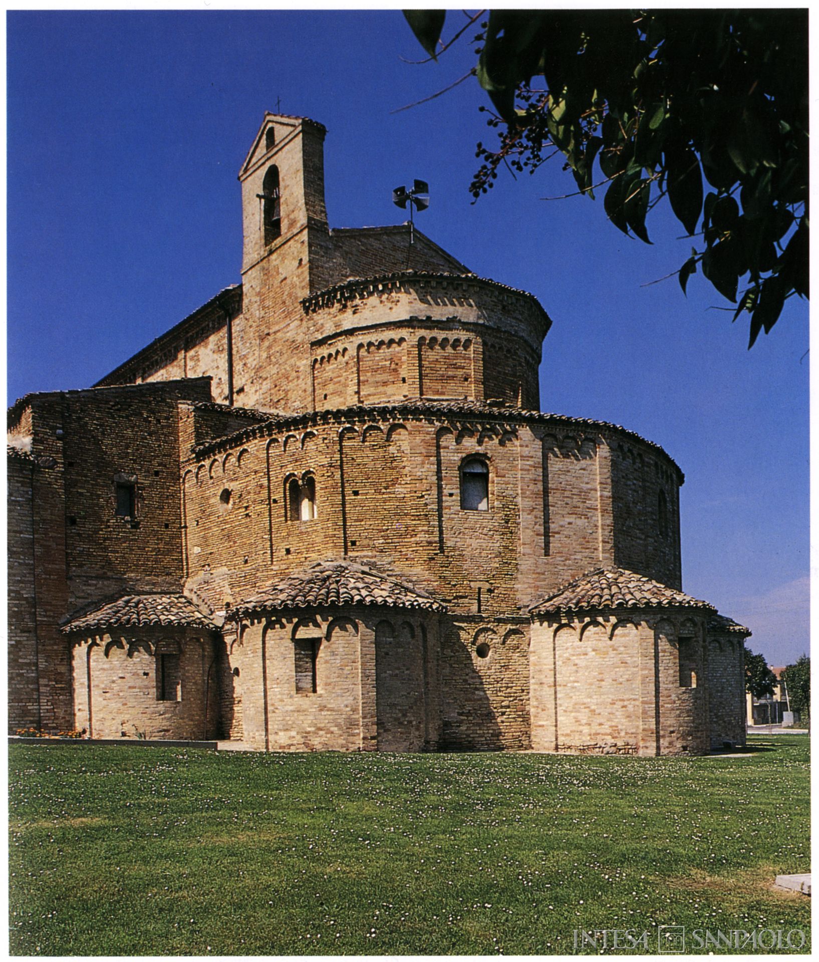 Monte di Credito su Pegno di Montecosaro, veduta della chiesa di Santa Maria a piè di Chienti, fotografia tratta da: Archivio Storico Intesa Sanpaolo, Sezione Bibliografica, Alvise Cherubini, Maria Teresa Gigliozzi, Mario Luni, Architettura nelle Marche: dall'età classica al Liberty, con prefazione di Carlo Bo e introduzione di Pietro Zampetti, Fiesole, Banca delle Marche/Nardini, 1995, p. 175