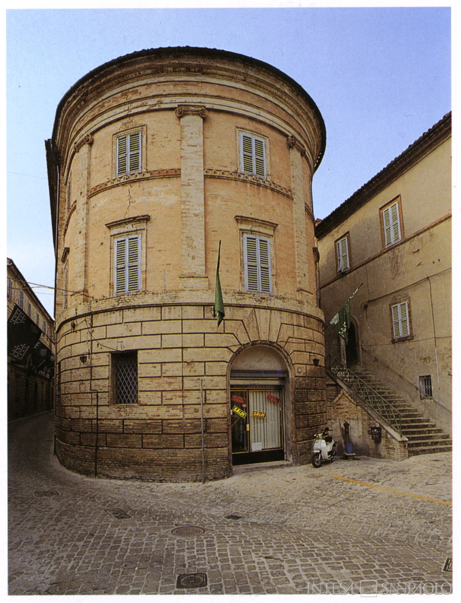 Monte di Credito su Pegno di Treia, veduta del Palazzo Comunale, fotografia tratta da: Archivio Storico Intesa Sanpaolo, Sezione Bibliografica, Alvise Cherubini, Maria Teresa Gigliozzi, Mario Luni, Architettura nelle Marche: dall'età classica al Liberty, con prefazione di Carlo Bo e introduzione di Pietro Zampetti, Fiesole, Banca delle Marche/Nardini, 1995, p. 409