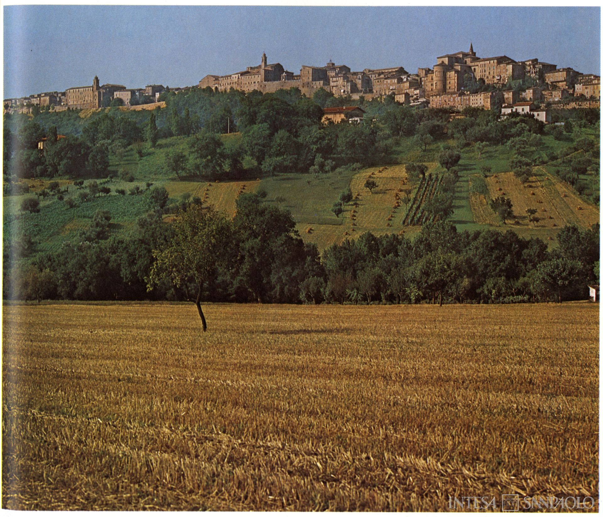 Monte di Credito su Pegno di Treia, veduta panoramica da oriente, fotografia di Pepi Merisio tratta da Il cuore della marca, Edizioni Bolis Bergamo per la Banca Popolare delle Provincie di Ancona e Macerata, 1977, p. 121