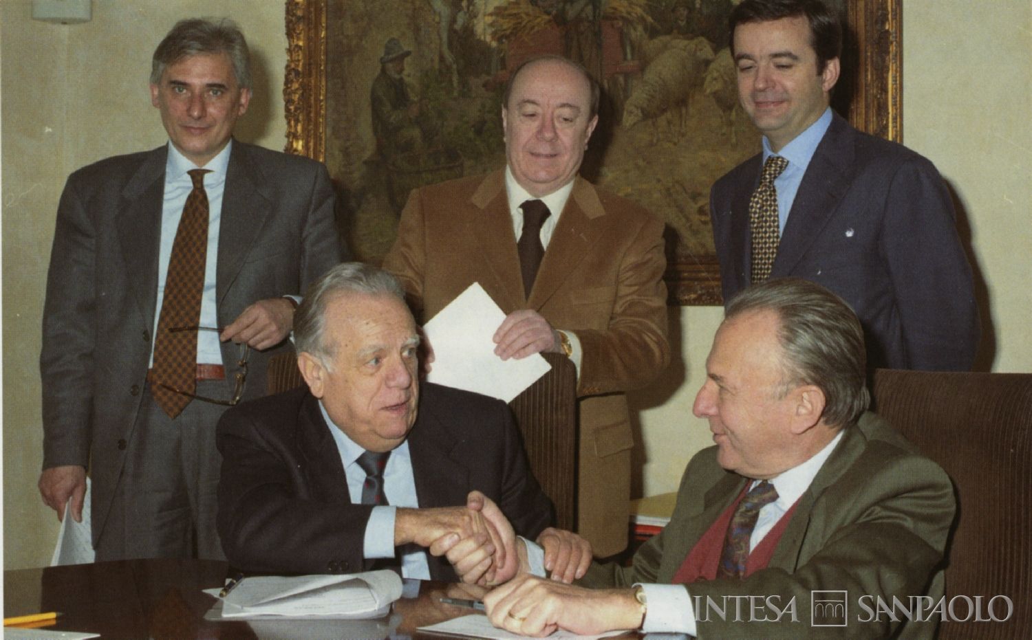 Banca Regionale Europea, firma dell'atto costitutivo da parte del presidente della Banca del Monte di Lombardia, Giuseppe Burtulla (a sx in primo piano), e del presidente della Cassa di Risparmio di Cuneo, Giacomo Oddero, Cuneo, dicembre 1994, fotografia tratta da Cinquant'anni di impegno e sviluppo per la Provincia Granda, 2006