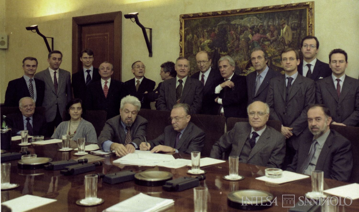 Banca Regionale Europea, firma dell'accordo con il Gruppo Banca Lombarda e Piemontese, 8 dicembre 1999, fotografia tratta da Cinquant'anni di impegno e sviluppo per la Provincia Granda, 2006