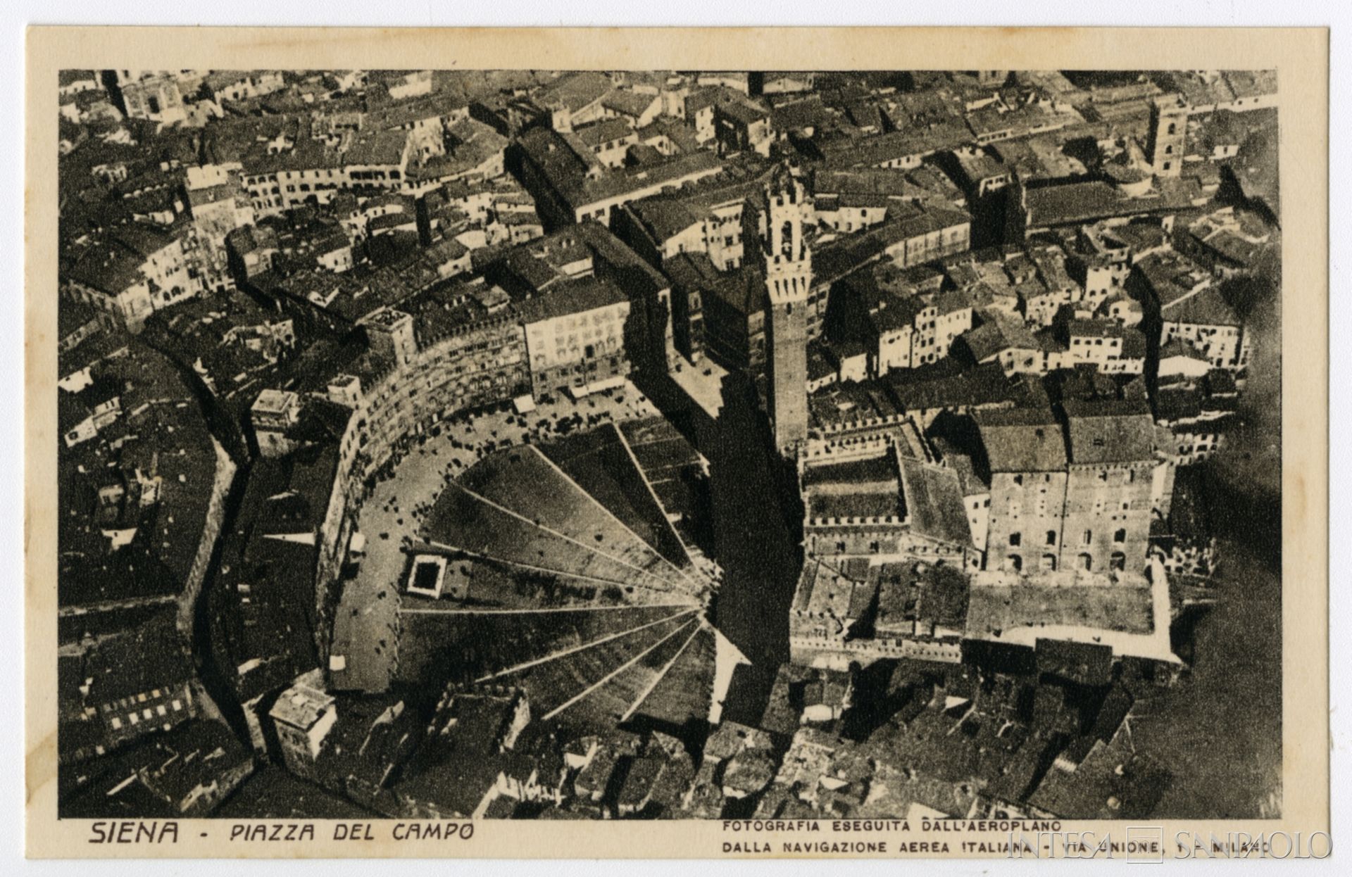 Banca Popolare Senese, veduta di Piazza del Campo, s.d., tratta da: Archivio Storico Intesa Sanpaolo, Archivio iconografico, Banca Commerciale Italiana, Collezione Sahadun, Album di cartoline, n. 3
