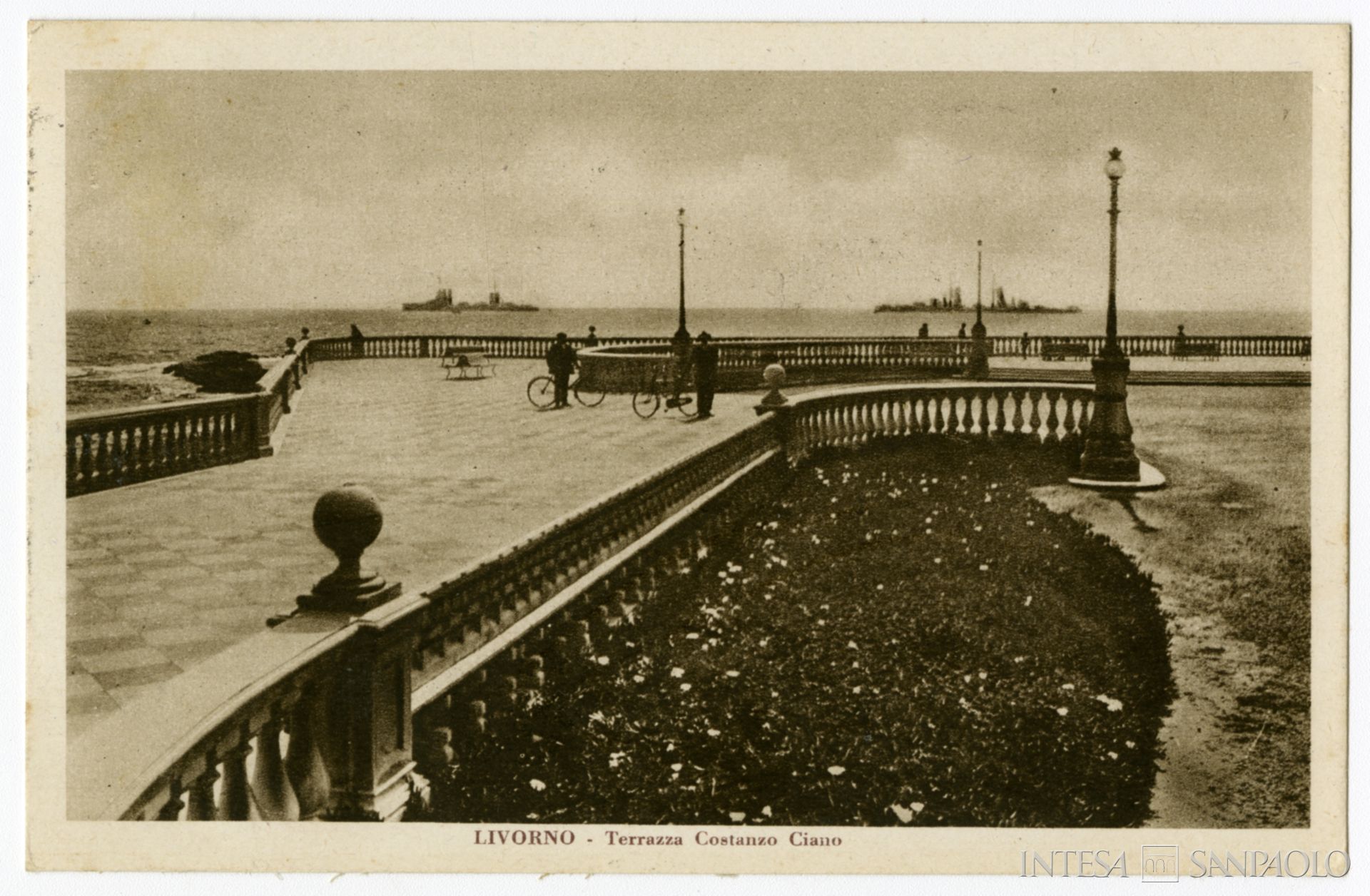 Banca Popolare della Provincia di Livorno, veduta della Terrazza Costanzo Ciano, s.d., tratta da: Archivio Storico Intesa Sanpaolo, Archivio iconografico, Banca Commerciale Italiana, Collezione Sahadun, Album di cartoline, n. 3