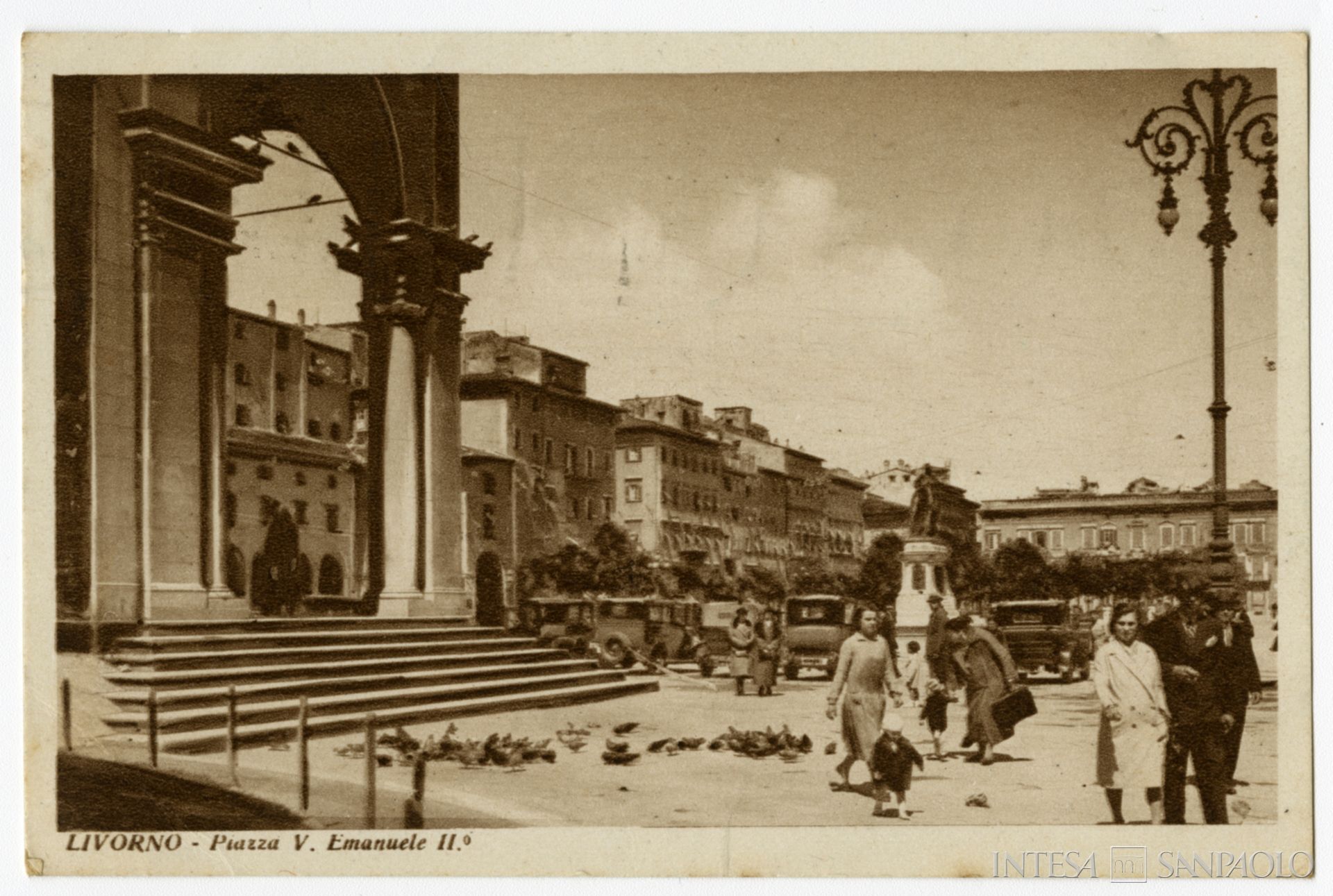 Banca Popolare della Provincia di Livorno, veduta della piazza Vittorio Emanuele II, s.d., tratta da: Archivio Storico Intesa Sanpaolo, Archivio iconografico, Banca Commerciale Italiana, Collezione Sahadun, Album di cartoline, n. 3