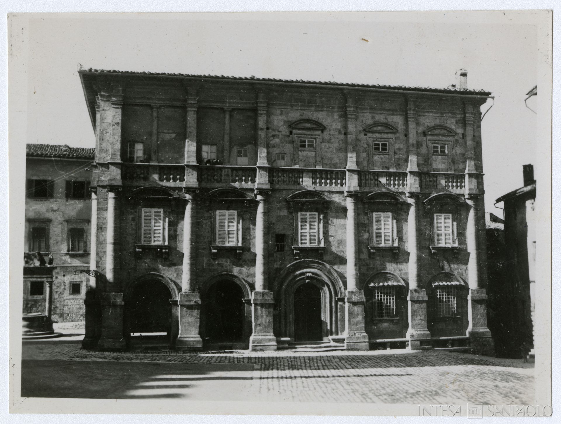 Banca Popolare di Montepulciano, veduta del Palazzo Nobili Tarugi di Montepulciano, del 25 maggio 1934, ph. Antonello Gerbi, album 13, fald.67