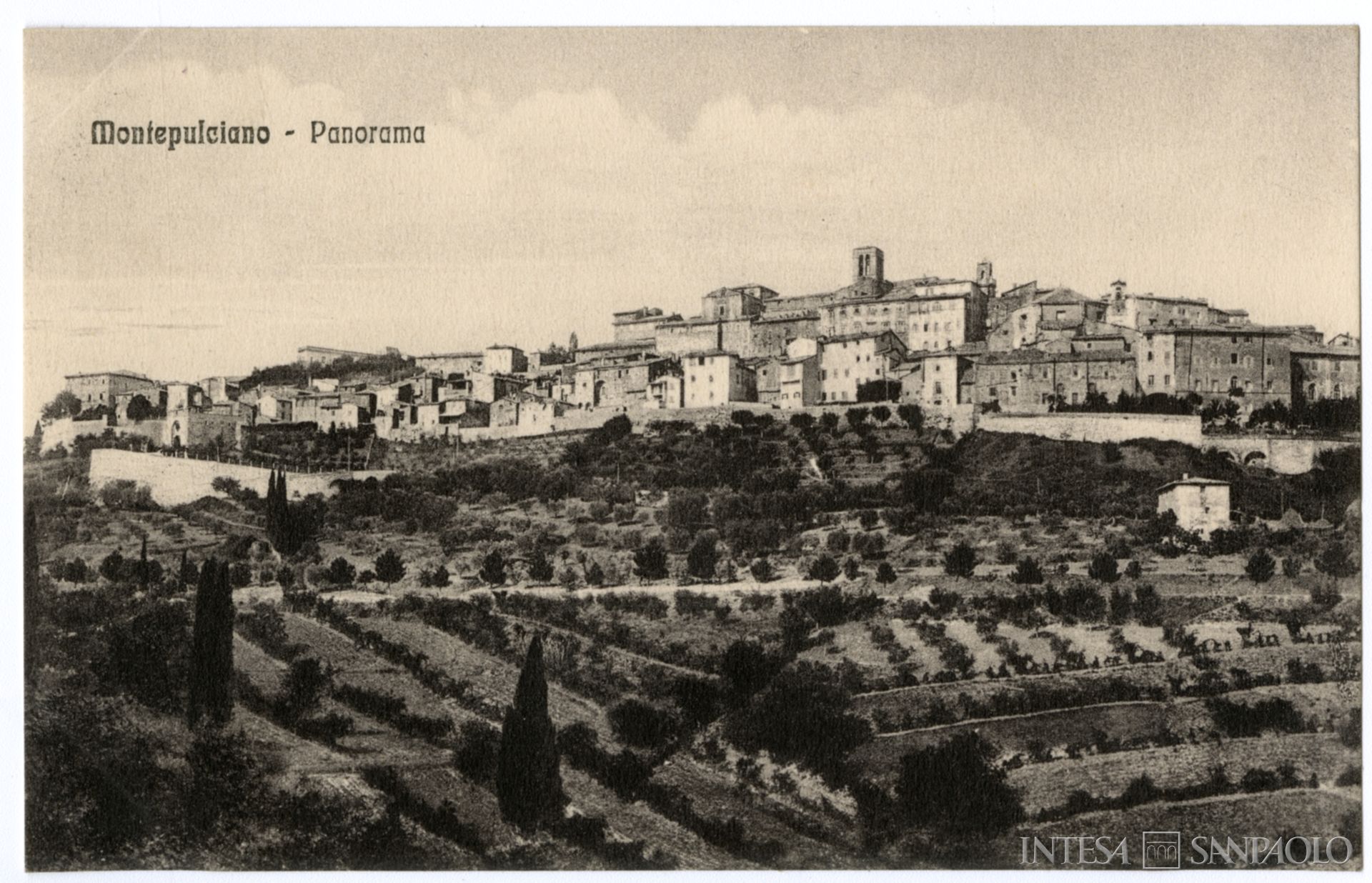 Banca Popolare di Montepulciano, veduta panoramica, s.d., tratta da: Archivio Storico Intesa Sanpaolo, Archivio iconografico, Banca Commerciale Italiana, Collezione Sahadun, Album di cartoline, n. 2