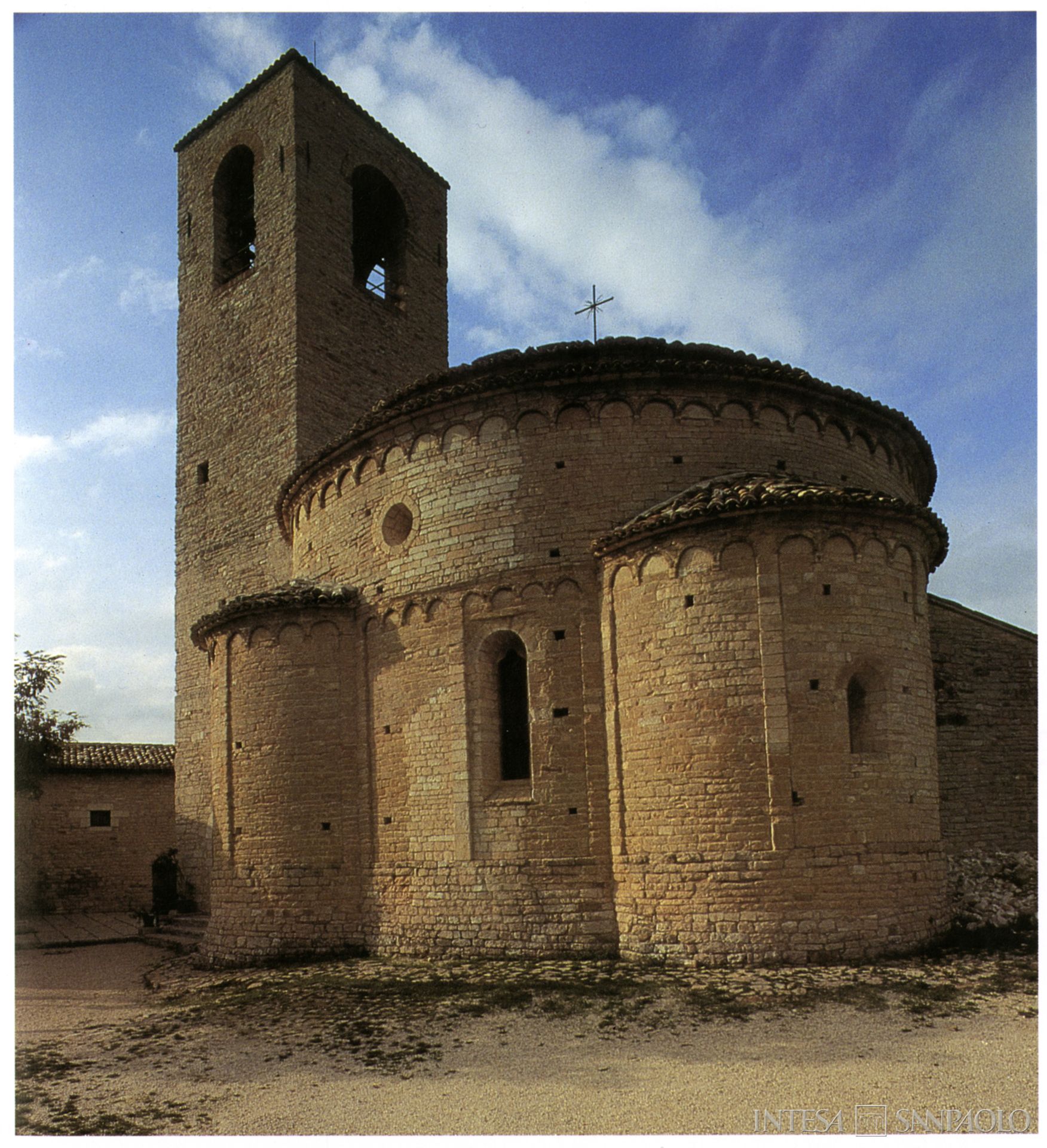 Cassa Rurale di Pievebovigliana-Fiordimonte, veduta dell'abside della chiesa di San Giusto e San Maroto, fotografia tratta da: Archivio Storico Intesa Sanpaolo, Sezione Bibliografica, Alvise Cherubini, Maria Teresa Gigliozzi, Mario Luni, Architettura nelle Marche: dall'età classica al Liberty, con prefazione di Carlo Bo e introduzione di Pietro Zampetti, Fiesole, Banca delle Marche/Nardini, 1995, p.173